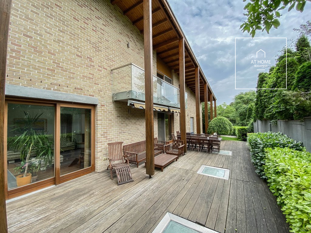 Renovated Three-Storey Family House with a 600 sqm Garden and Four-Car Garage in District III