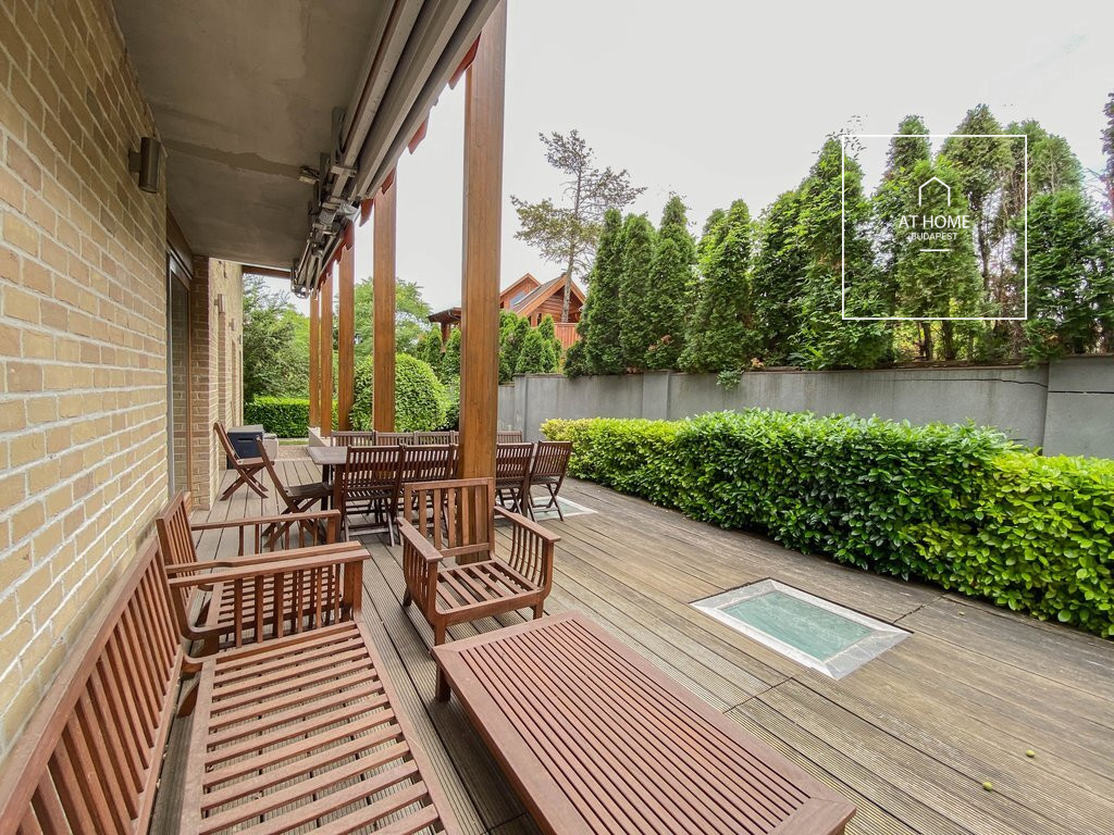 Renovated Three-Storey Family House with a 600 sqm Garden and Four-Car Garage in District III