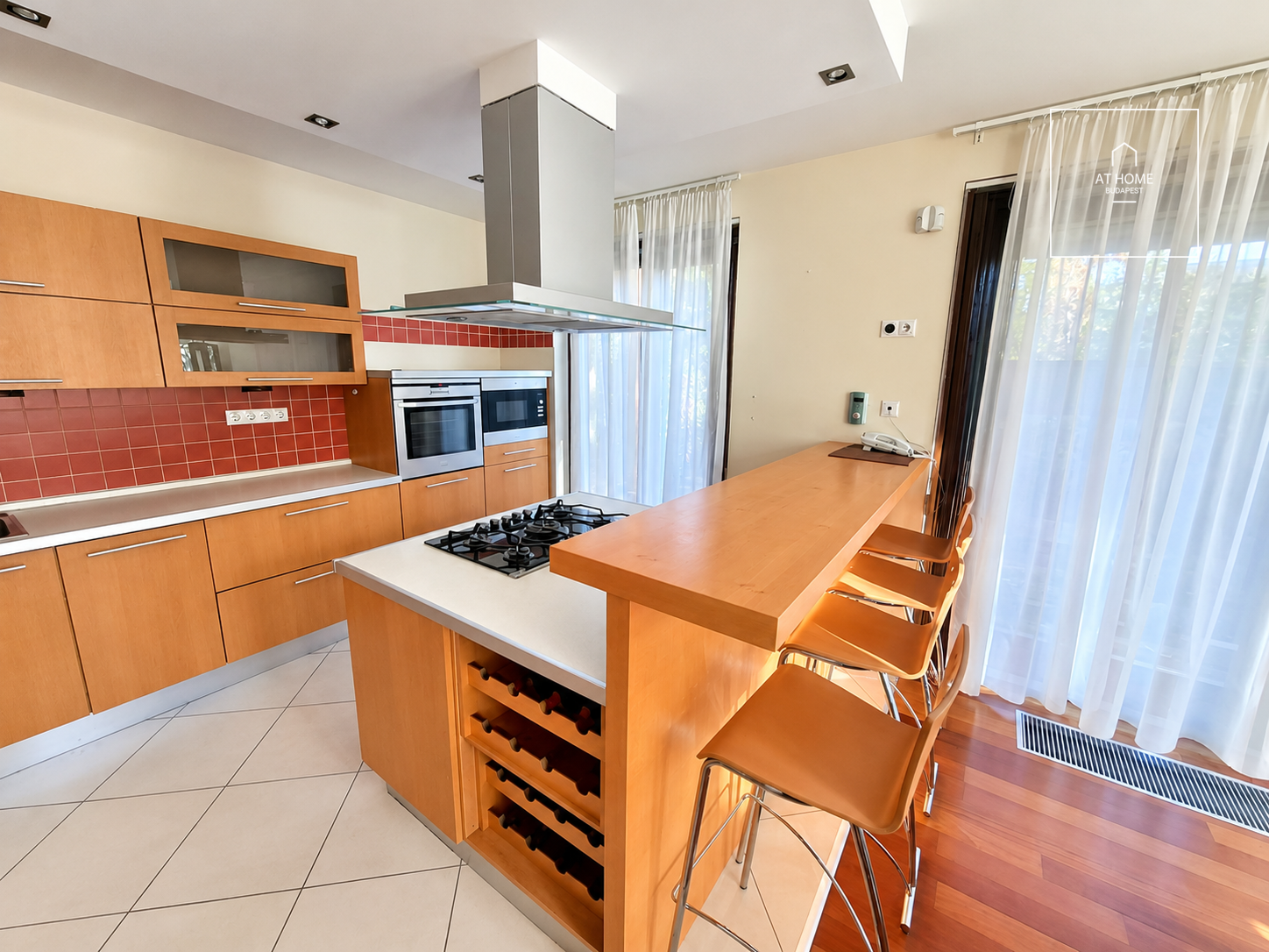 Háromszintes, felújított családi ház 600 m²-es kerttel és négyállásos garázzsal a III. kerületben