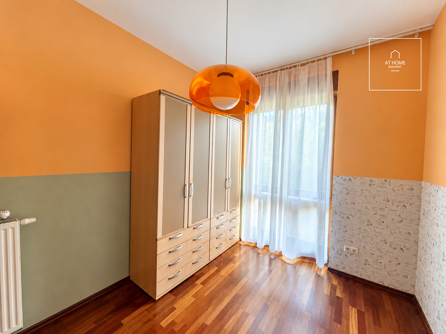 Háromszintes, felújított családi ház 600 m²-es kerttel és négyállásos garázzsal a III. kerületben