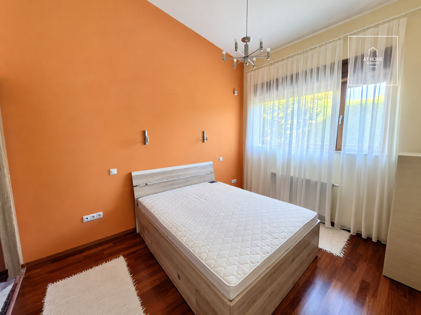 Háromszintes, felújított családi ház 600 m²-es kerttel és négyállásos garázzsal a III. kerületben