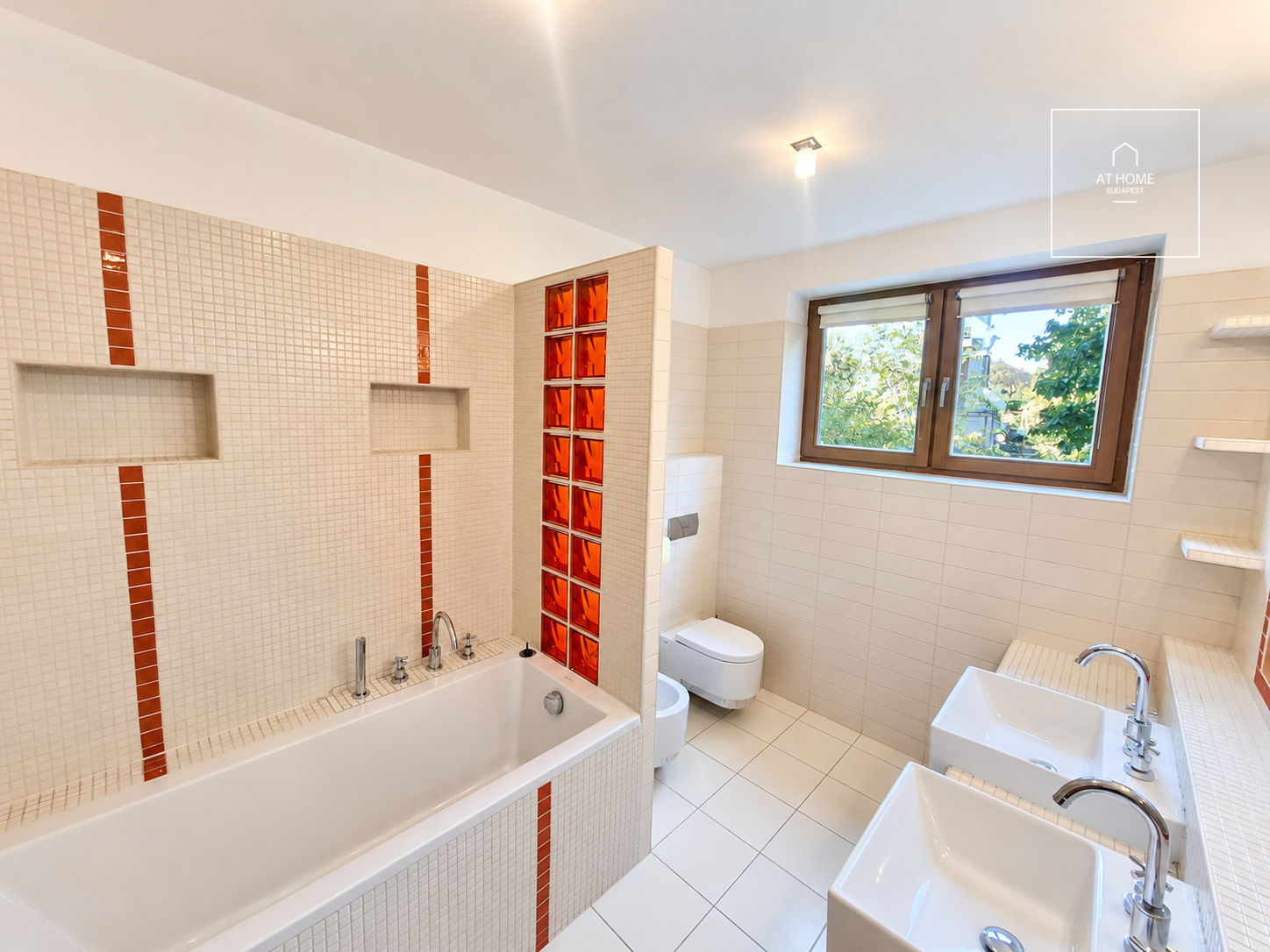 Háromszintes, felújított családi ház 600 m²-es kerttel és négyállásos garázzsal a III. kerületben