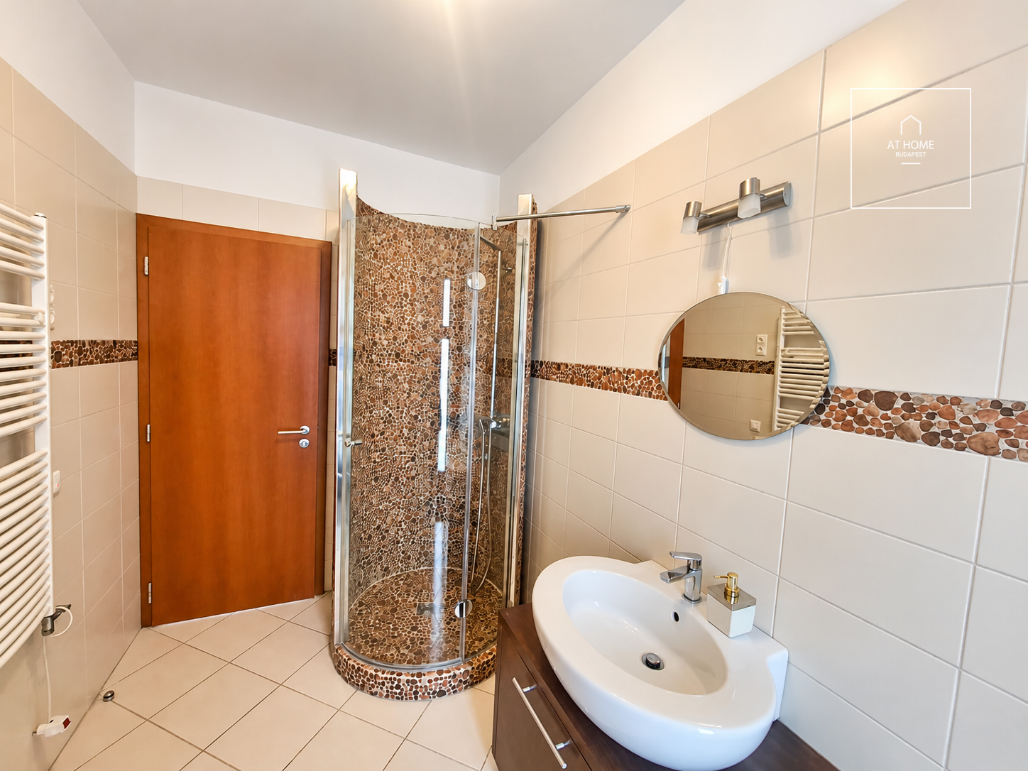 Háromszintes, felújított családi ház 600 m²-es kerttel és négyállásos garázzsal a III. kerületben