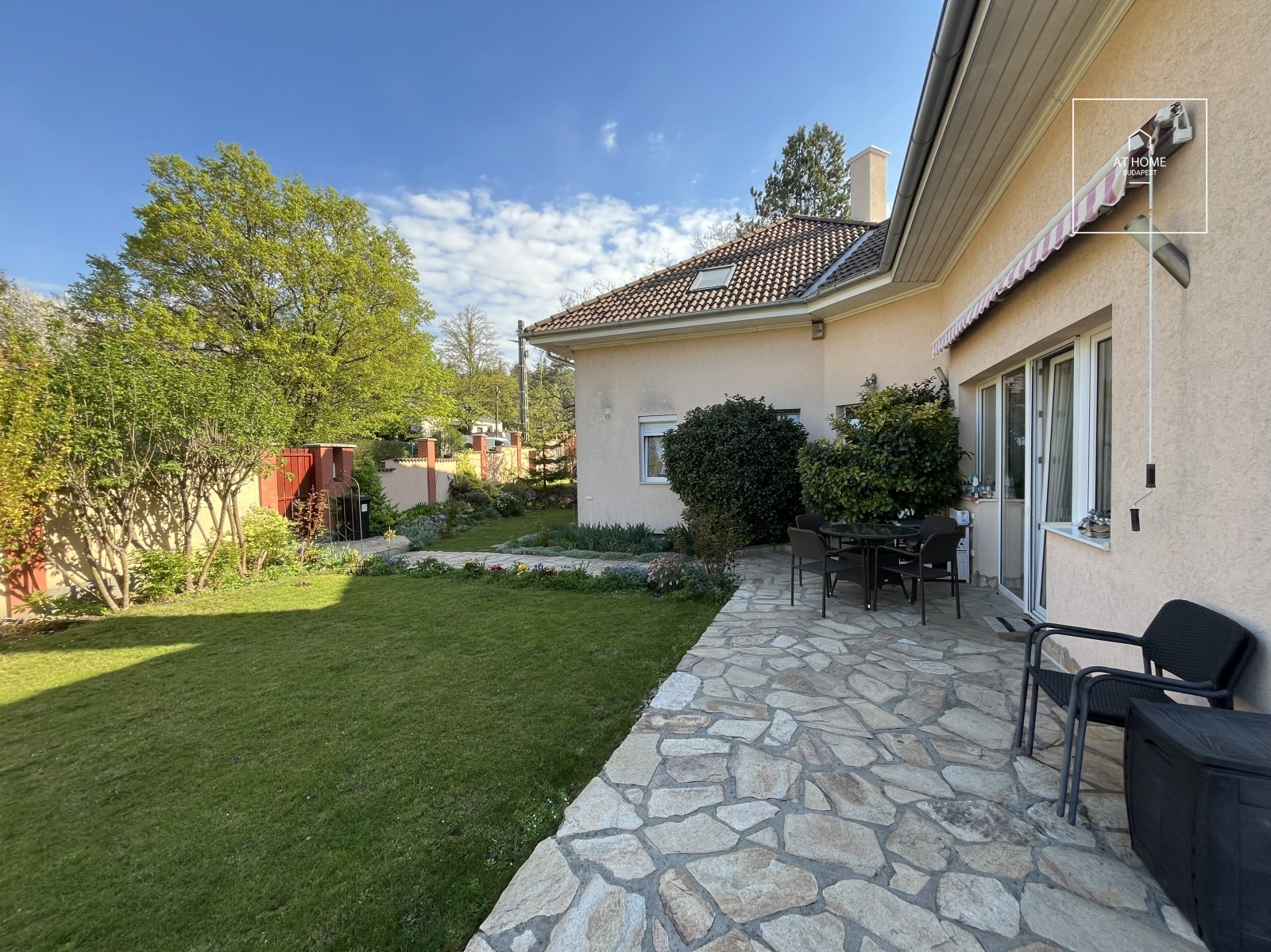 Family House for Sale in Remeteszőlős, on the Immediate Border of Budapest – Ideal for Multi-Generational Living or Investment