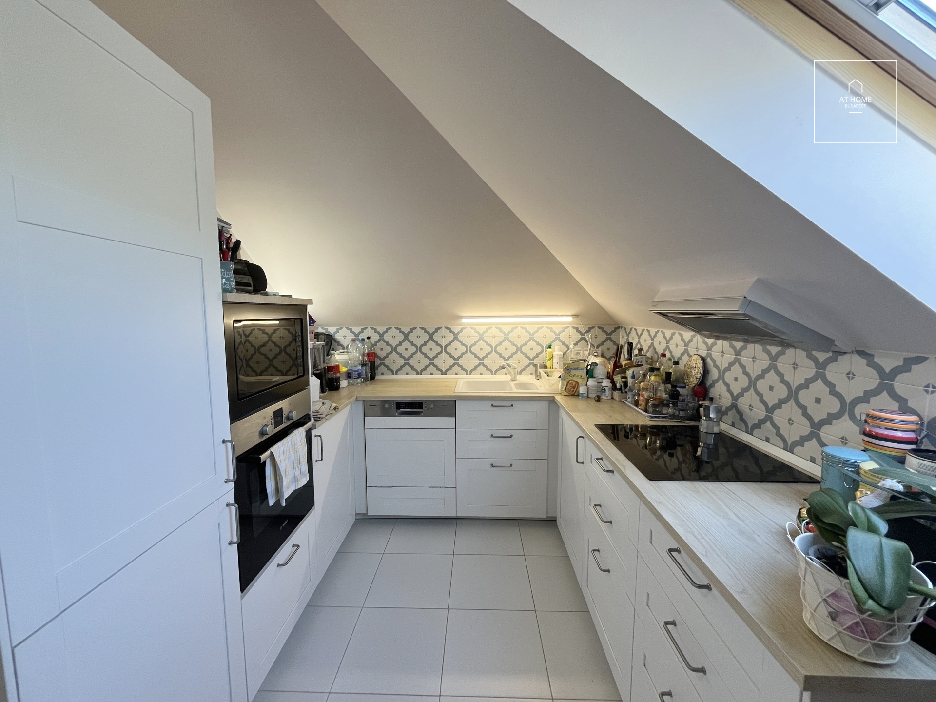 Family House for Sale in Remeteszőlős, on the Immediate Border of Budapest – Ideal for Multi-Generational Living or Investment