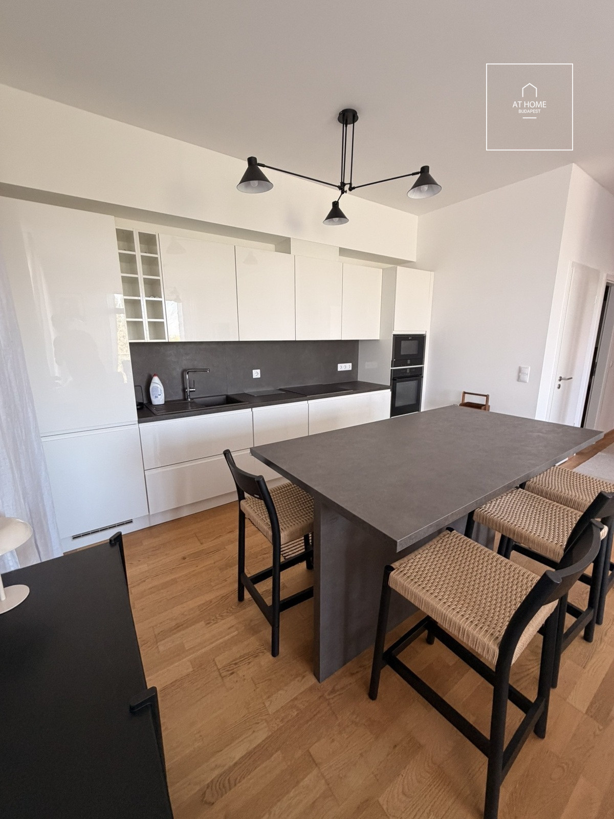PREMIUM, FULLY FURNISHED APARTMENT WITH LARGE TERRACE AT BUDAPART