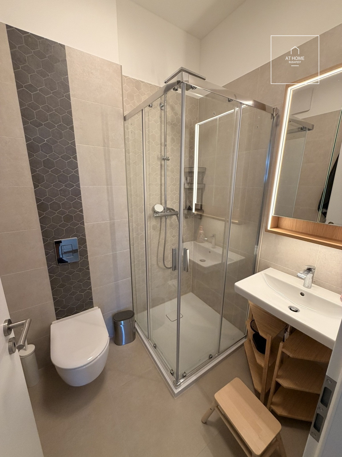 PREMIUM, FULLY FURNISHED APARTMENT WITH LARGE TERRACE AT BUDAPART