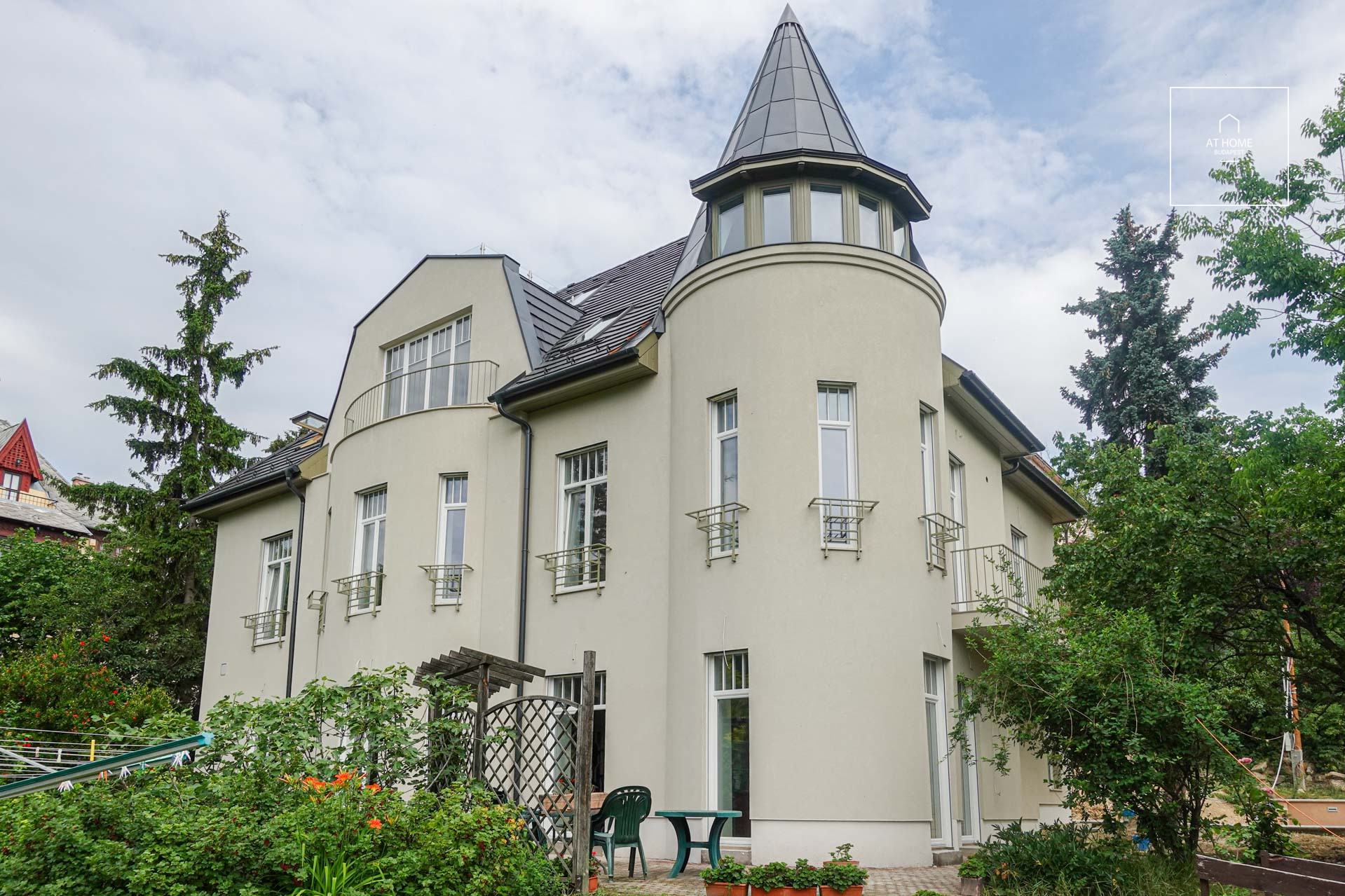 Refurbished beautiful villa apartment for rent in Budapest II. district
