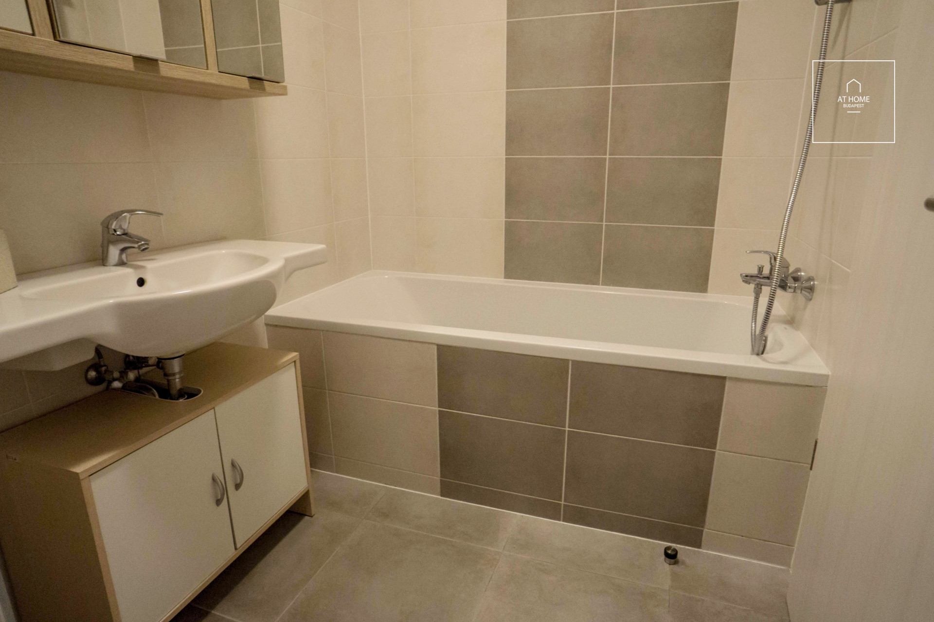 Sunny, 3-bedroom apartment for rent in 2nd district, Szemlőhegy