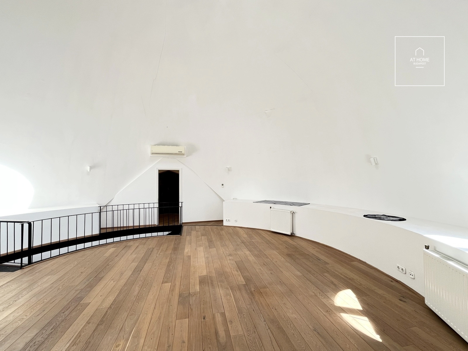 PANORÁMÁS DUPLEX SAROKLAKÁS IKONIKUS KUPOLÁVAL