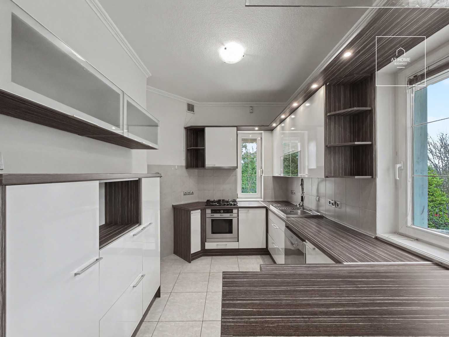 EXCEPTIONAL KÚTVÖLGY VILLA – TWO INDEPENDENT RESIDENCES WITHIN A PRESTIGIOUS BUDA PROPERTY