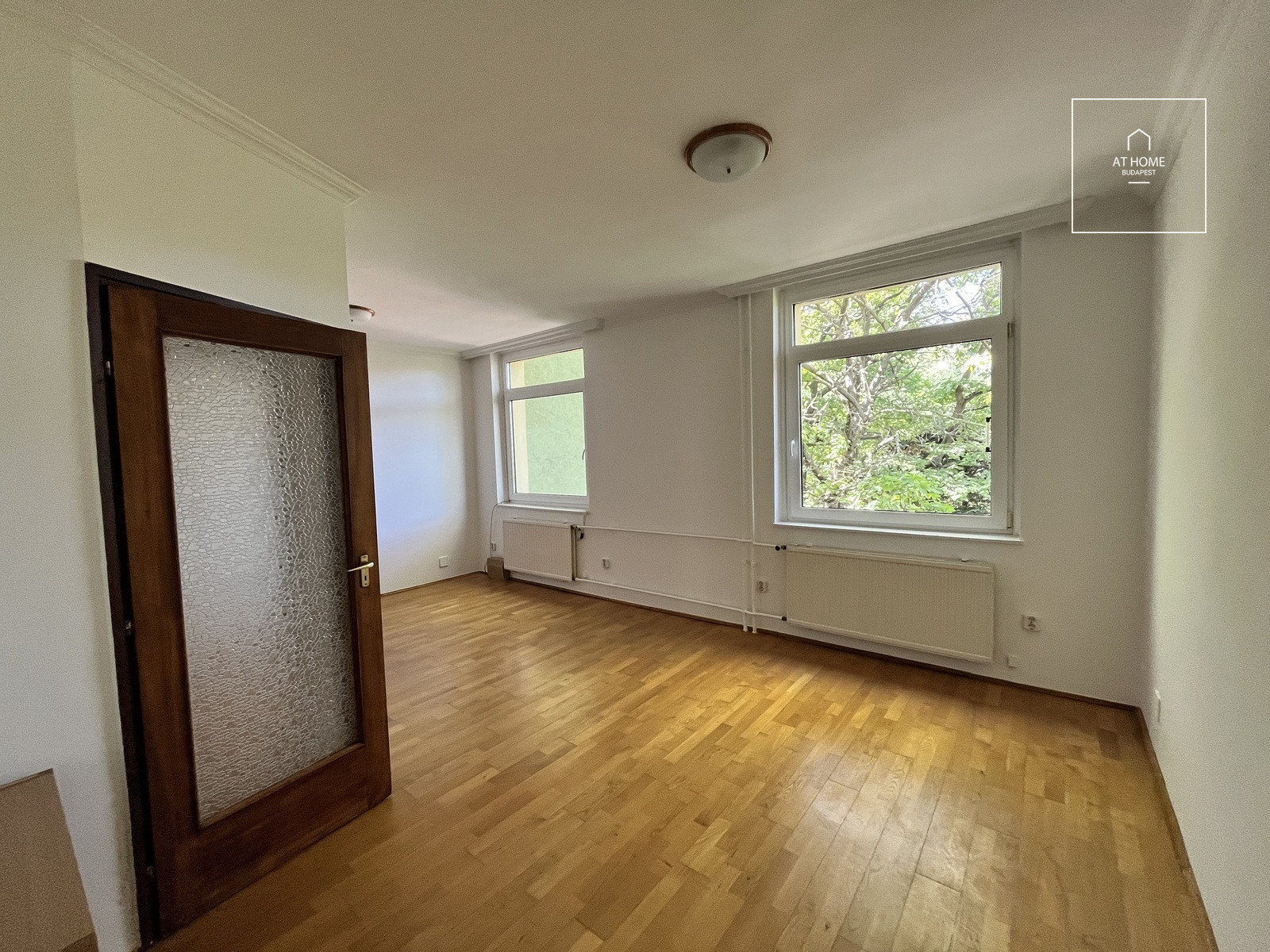 SPACIOUS TOWNHOUSE WITH FOREST PANORAMIC VIEWS, PRIVATE GARDEN AND GARAGE IN SVÁBHEGY