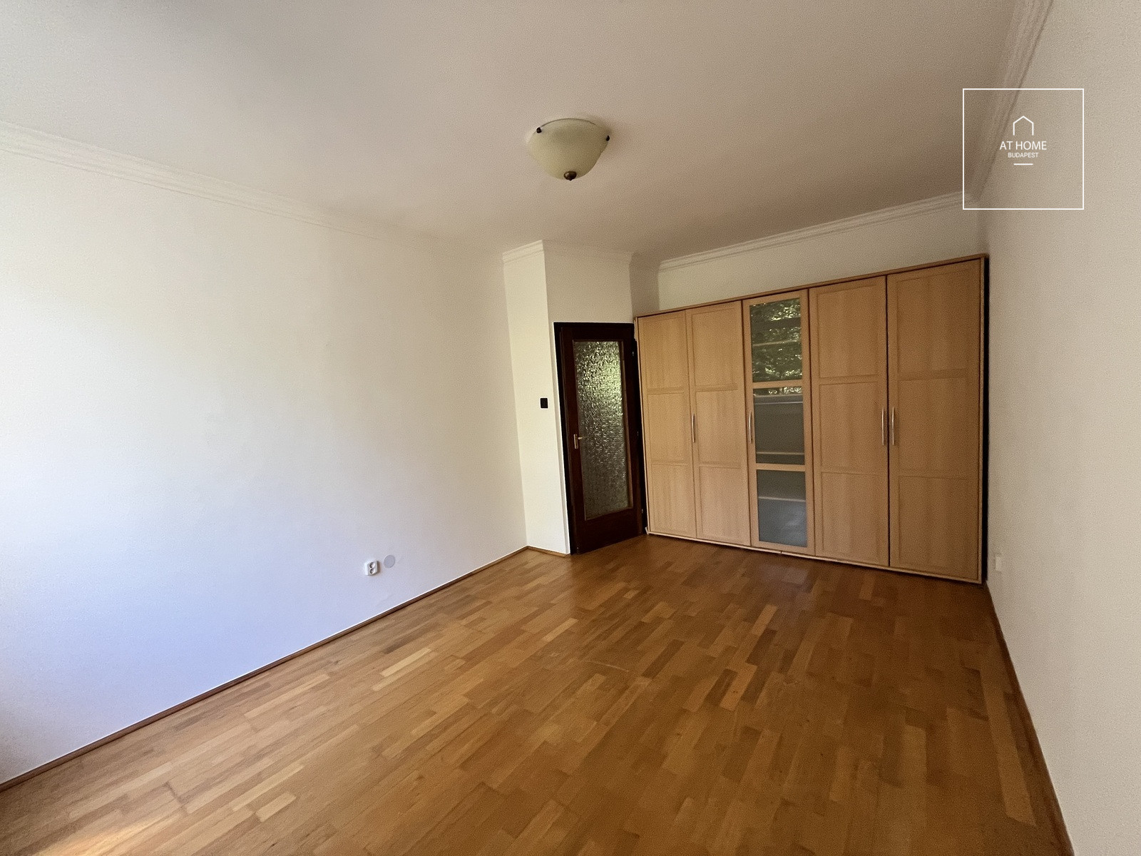 SPACIOUS TOWNHOUSE WITH FOREST PANORAMIC VIEWS, PRIVATE GARDEN AND GARAGE IN SVÁBHEGY
