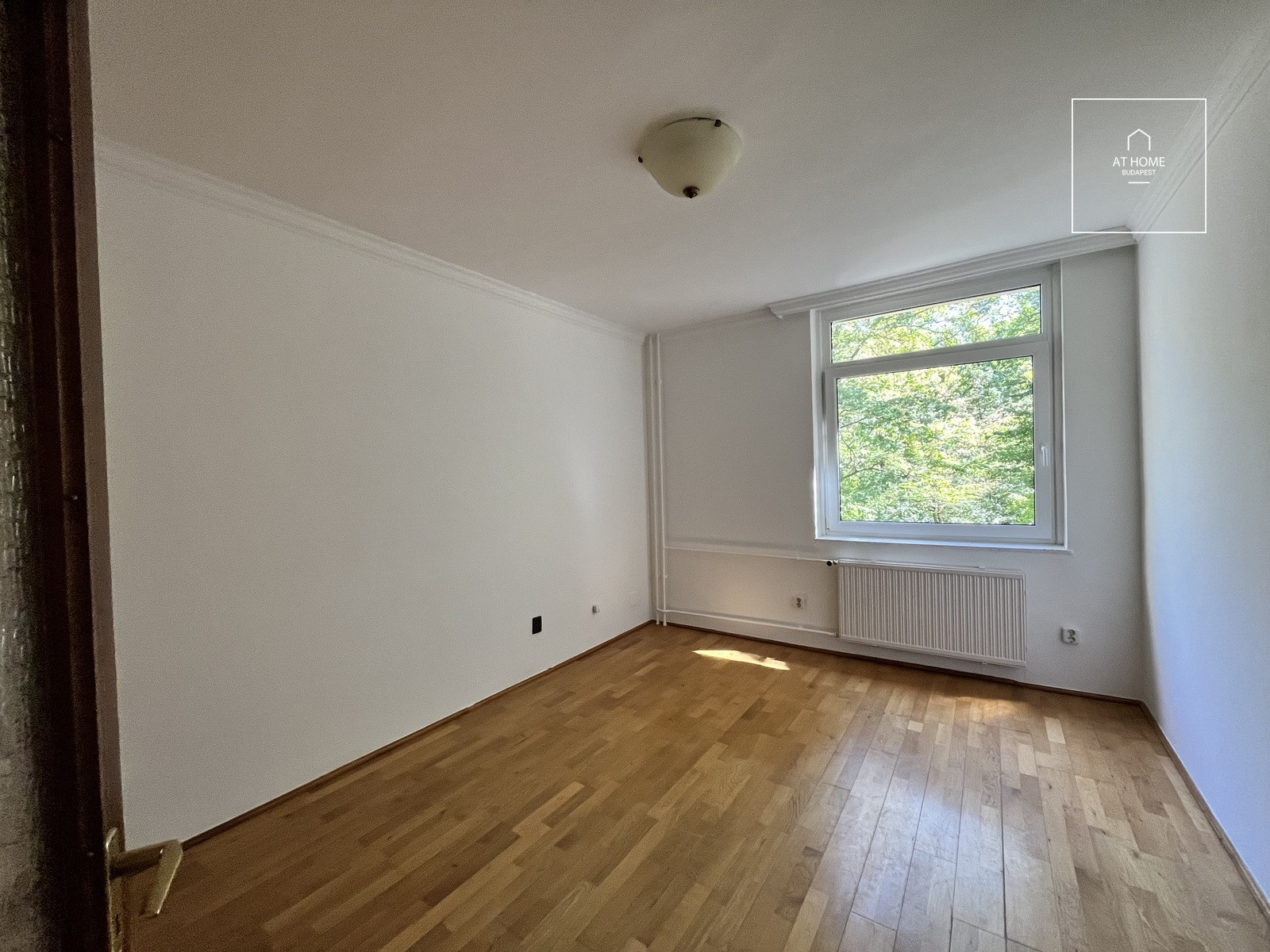 SPACIOUS TOWNHOUSE WITH FOREST PANORAMIC VIEWS, PRIVATE GARDEN AND GARAGE IN SVÁBHEGY
