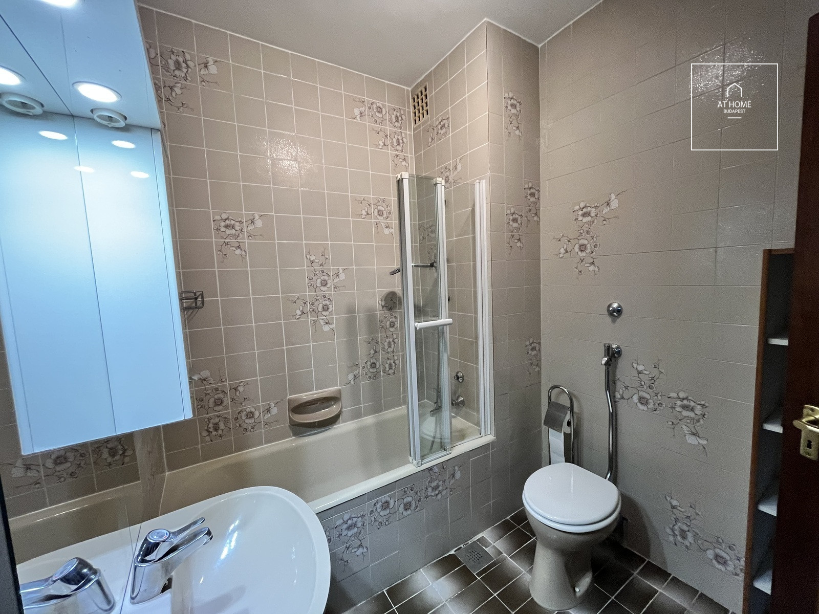 SPACIOUS TOWNHOUSE WITH FOREST PANORAMIC VIEWS, PRIVATE GARDEN AND GARAGE IN SVÁBHEGY