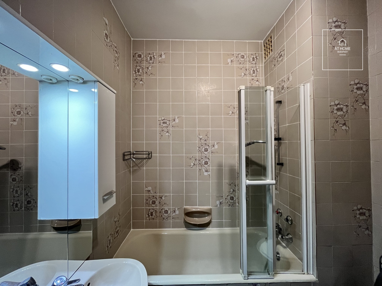 SPACIOUS TOWNHOUSE WITH FOREST PANORAMIC VIEWS, PRIVATE GARDEN AND GARAGE IN SVÁBHEGY