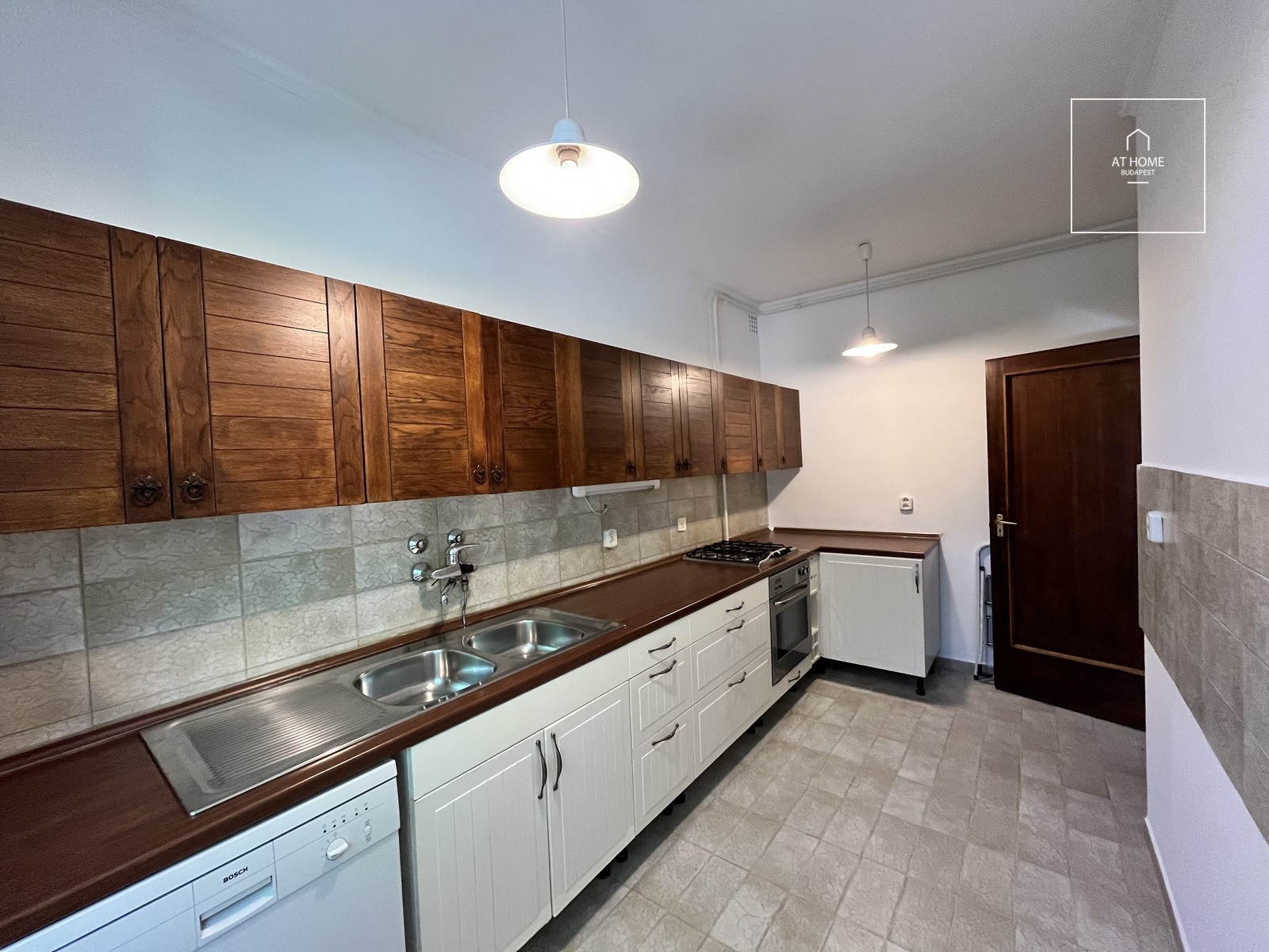 SPACIOUS TOWNHOUSE WITH FOREST PANORAMIC VIEWS, PRIVATE GARDEN AND GARAGE IN SVÁBHEGY