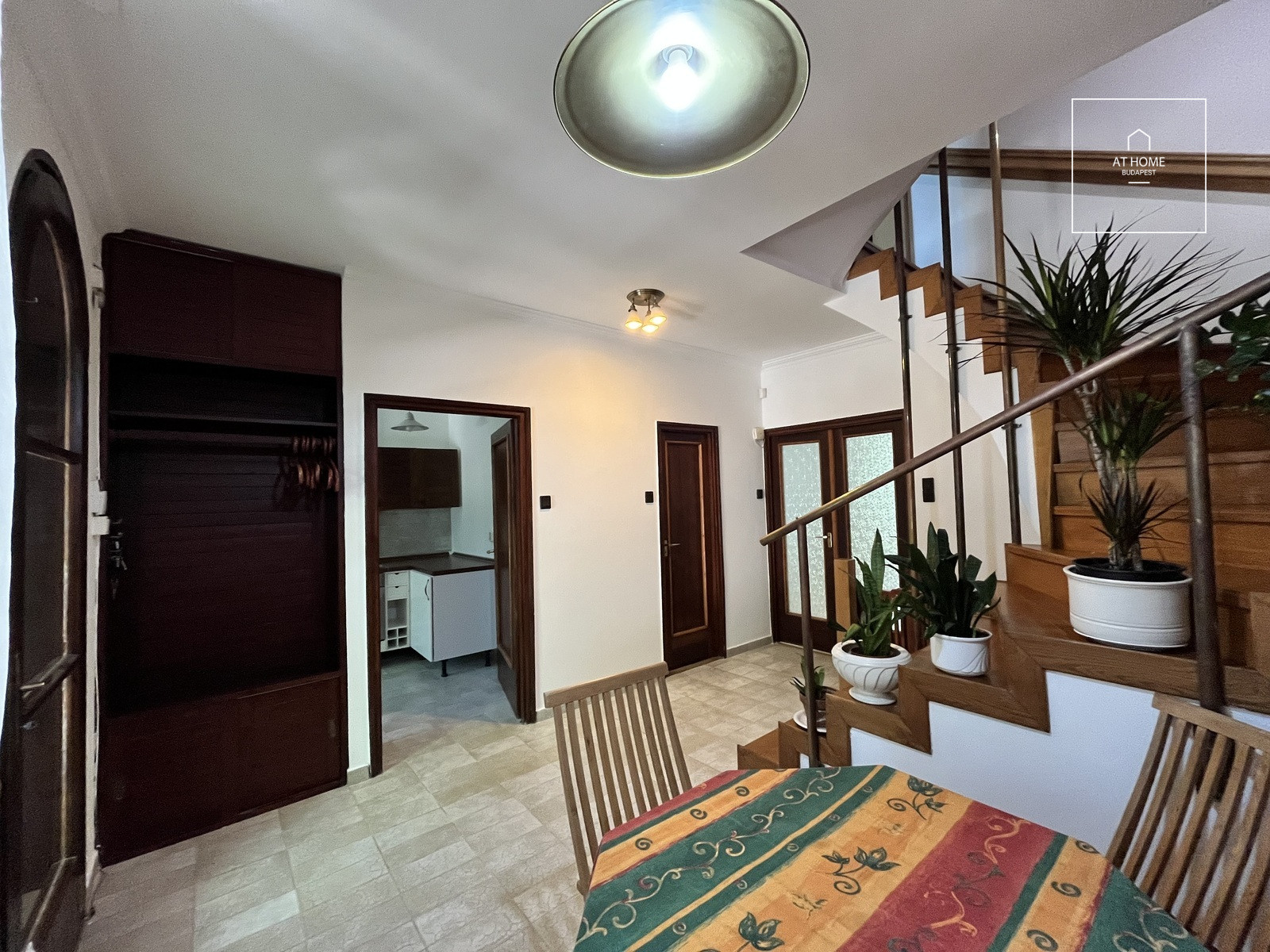 SPACIOUS TOWNHOUSE WITH FOREST PANORAMIC VIEWS, PRIVATE GARDEN AND GARAGE IN SVÁBHEGY