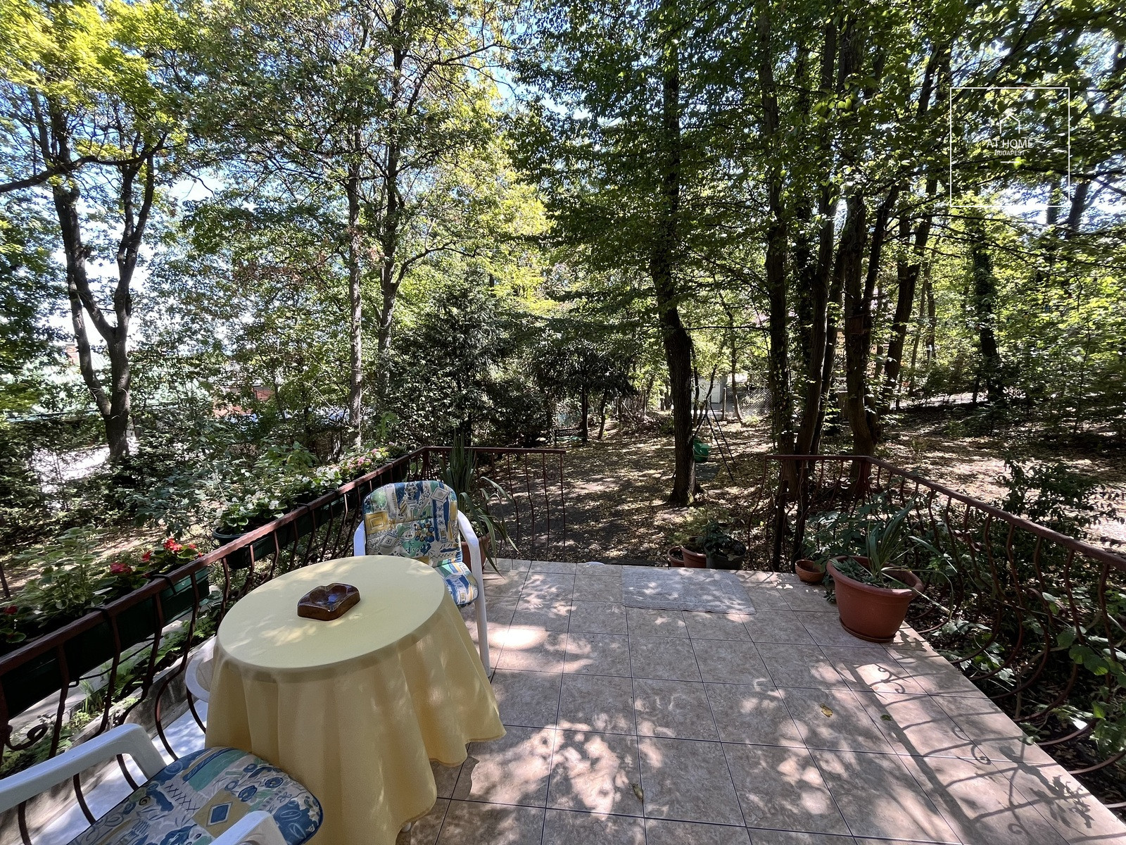 SPACIOUS TOWNHOUSE WITH FOREST PANORAMIC VIEWS, PRIVATE GARDEN AND GARAGE IN SVÁBHEGY
