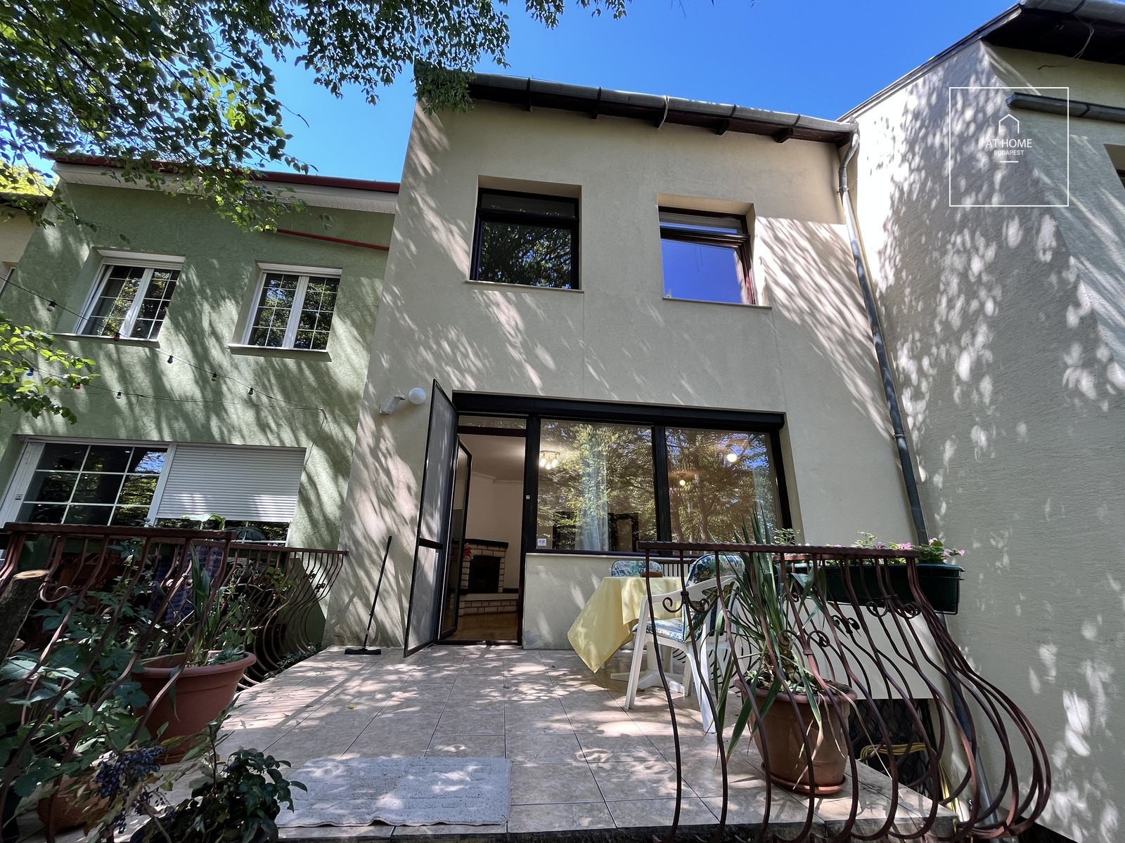 SPACIOUS TOWNHOUSE WITH FOREST PANORAMIC VIEWS, PRIVATE GARDEN AND GARAGE IN SVÁBHEGY