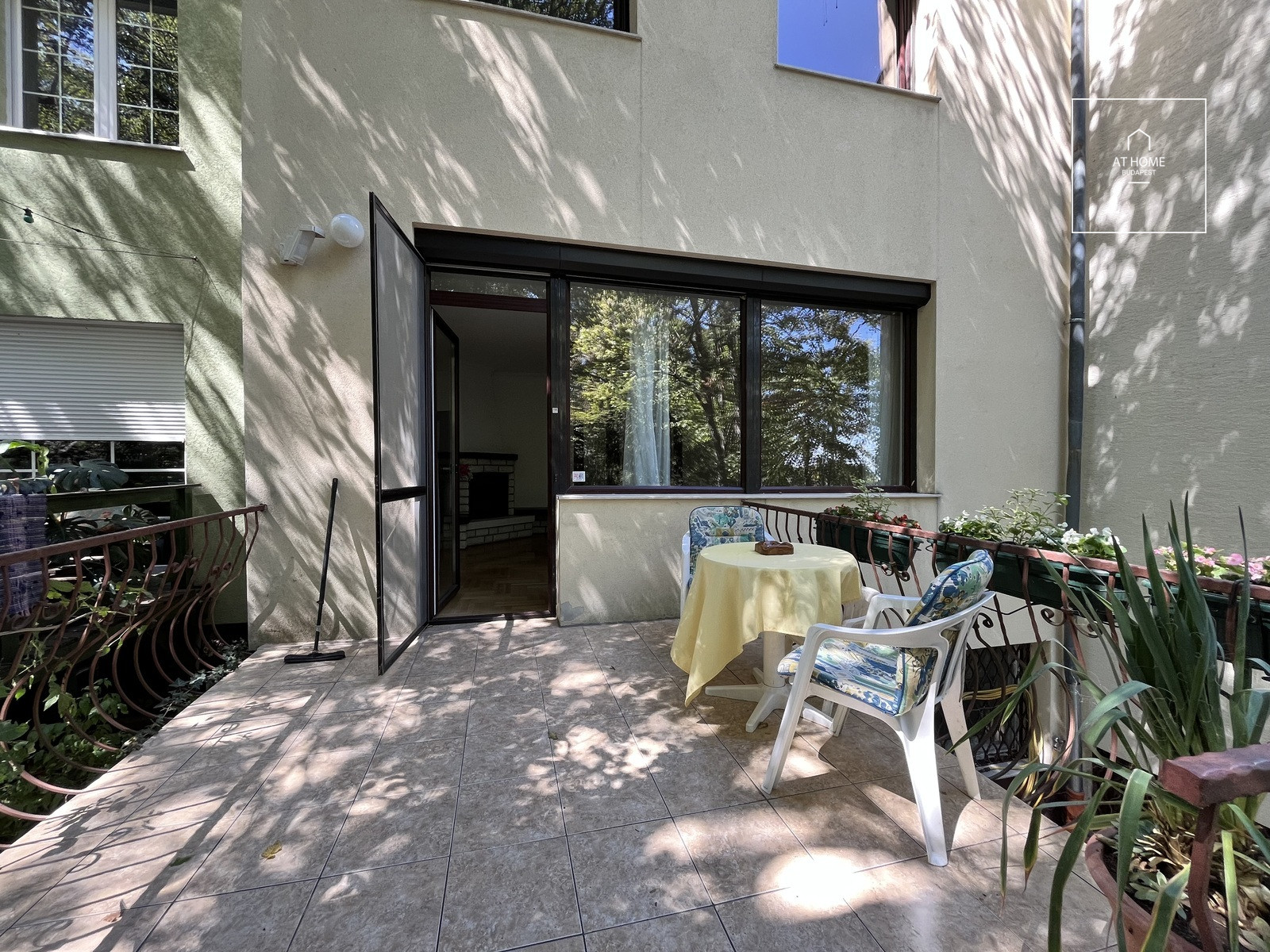 SPACIOUS TOWNHOUSE WITH FOREST PANORAMIC VIEWS, PRIVATE GARDEN AND GARAGE IN SVÁBHEGY