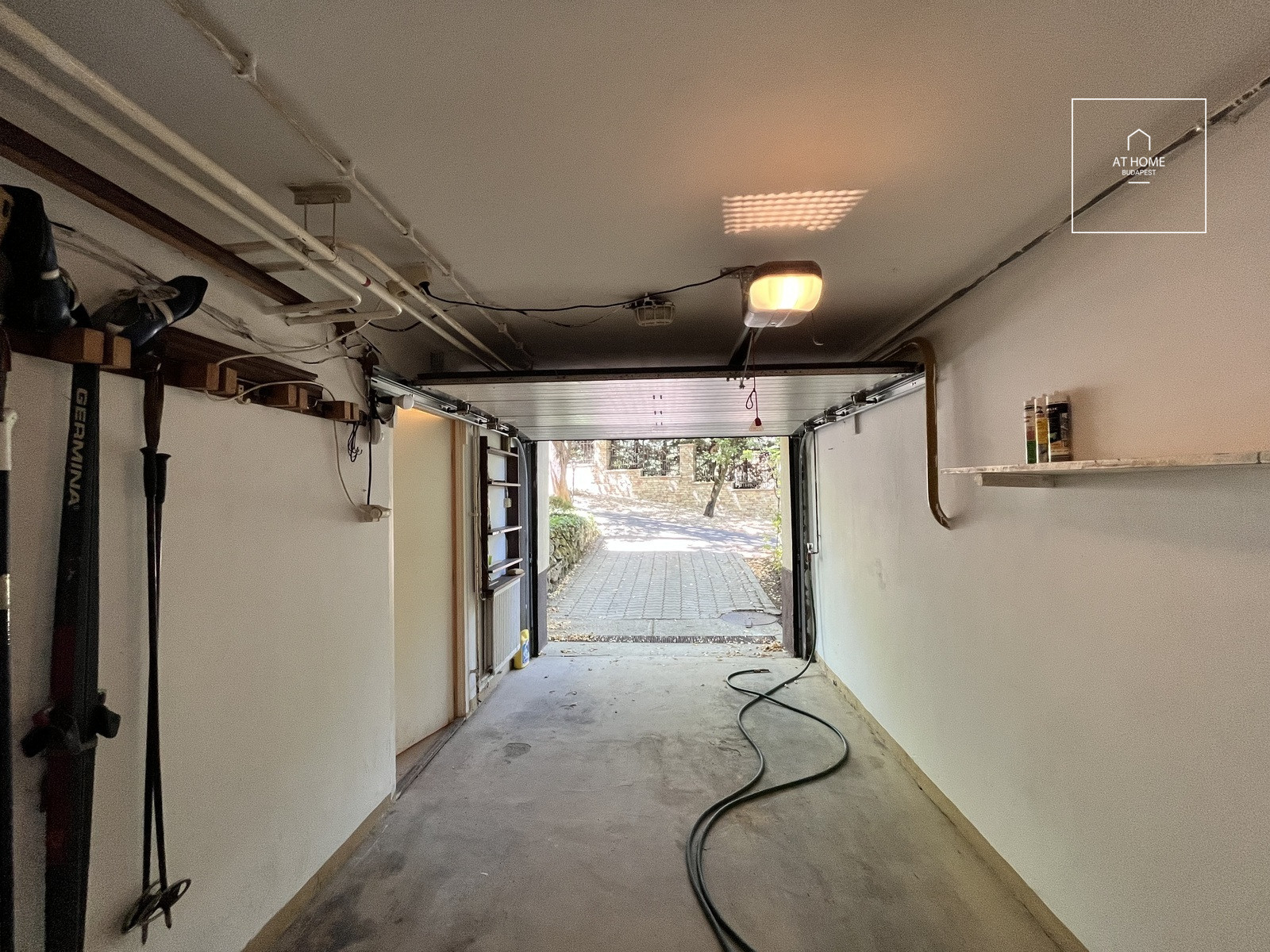 SPACIOUS TOWNHOUSE WITH FOREST PANORAMIC VIEWS, PRIVATE GARDEN AND GARAGE IN SVÁBHEGY