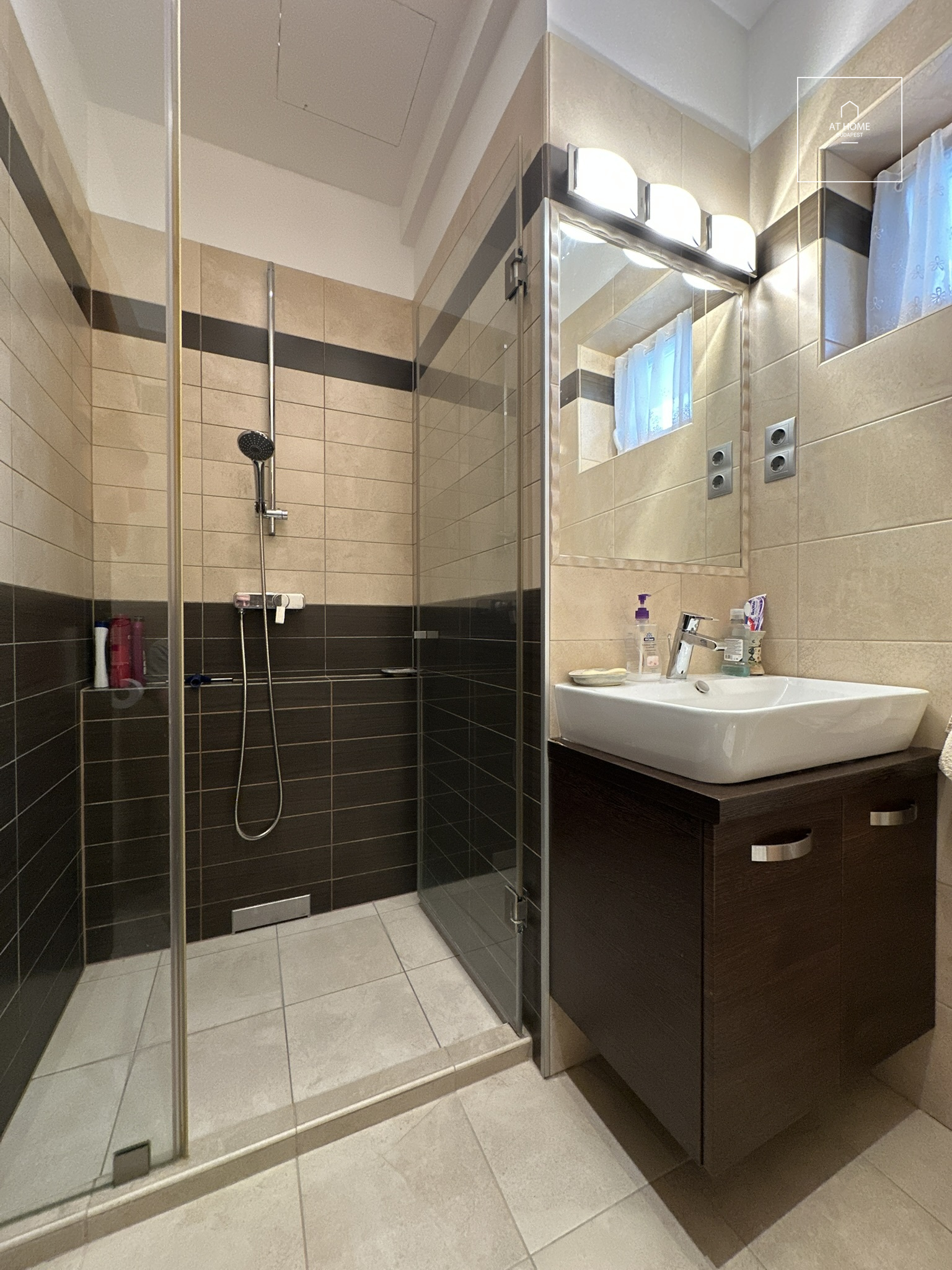 Three-bedroom Apartment with Terrace for Rent on Sasad, District XI