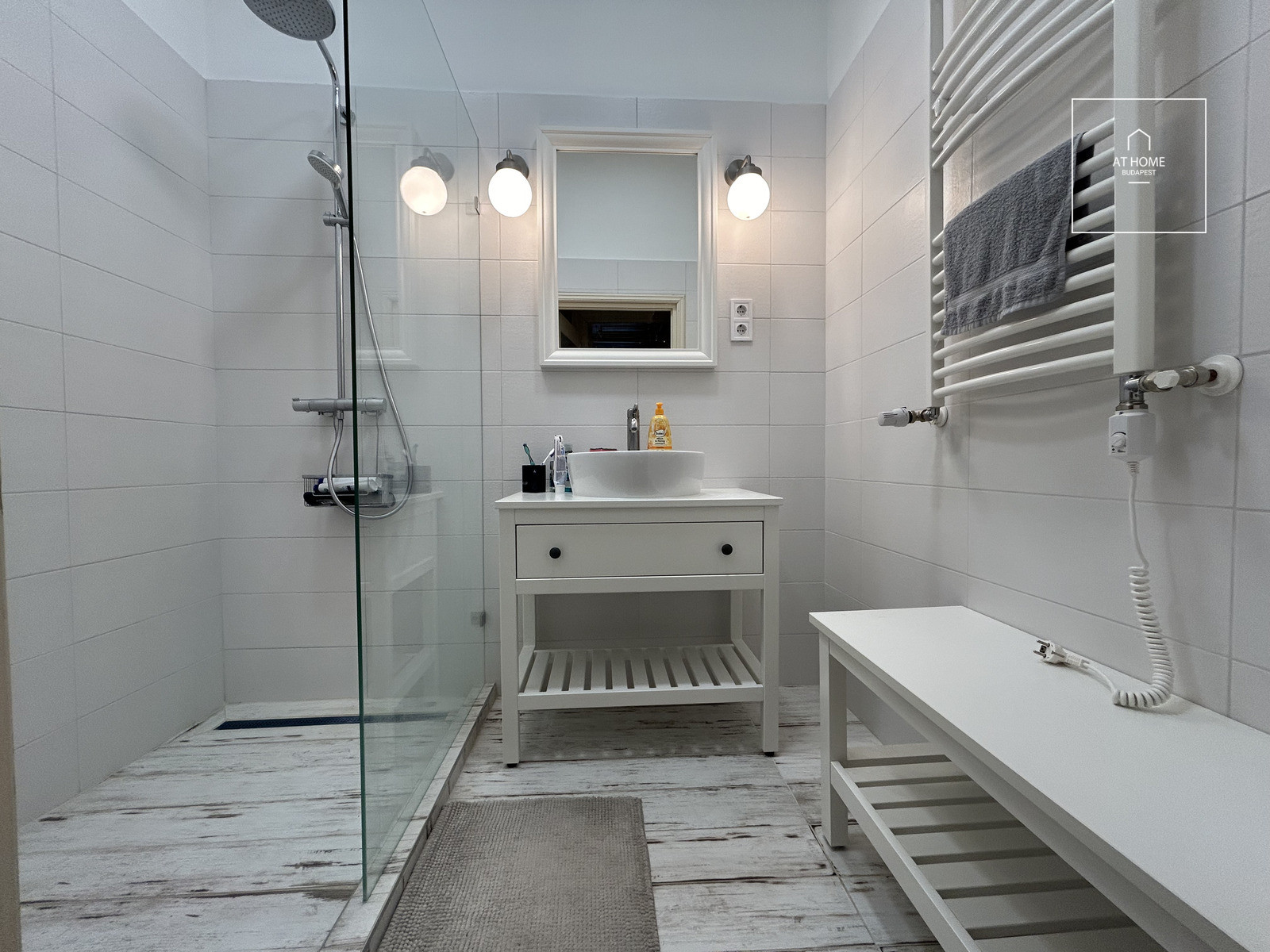 Sunny Three-bedroom Downtown Apartment for Rent in District V