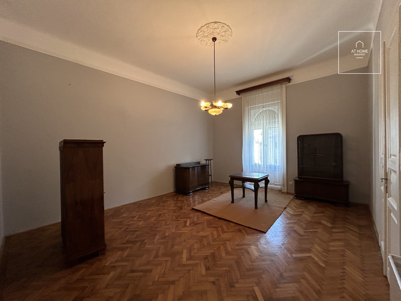 Sunny Three-bedroom Downtown Apartment for Rent in District V