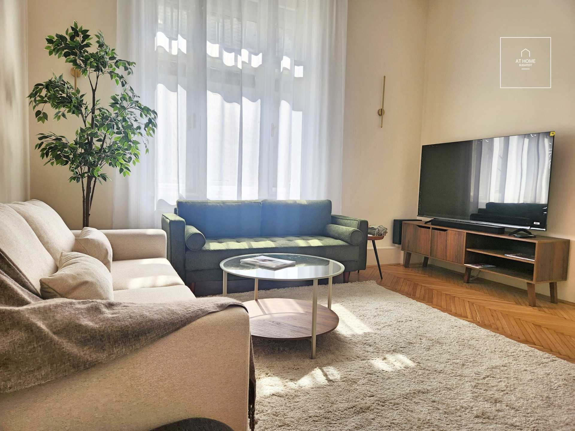 Prémium, teljes körűen felújított belvárosi lakás kiadó az V. kerületben
