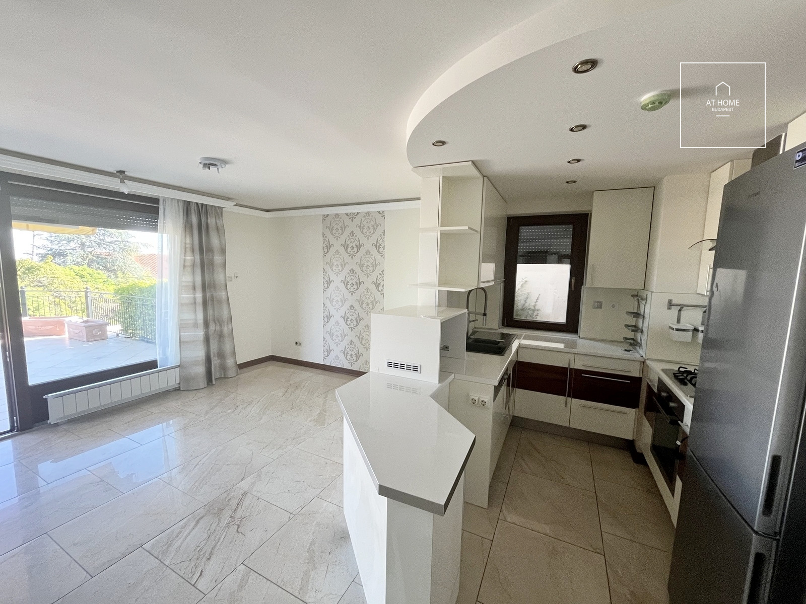 Ground-Floor Apartment with Large Terrace for Rent on Látó-hegy