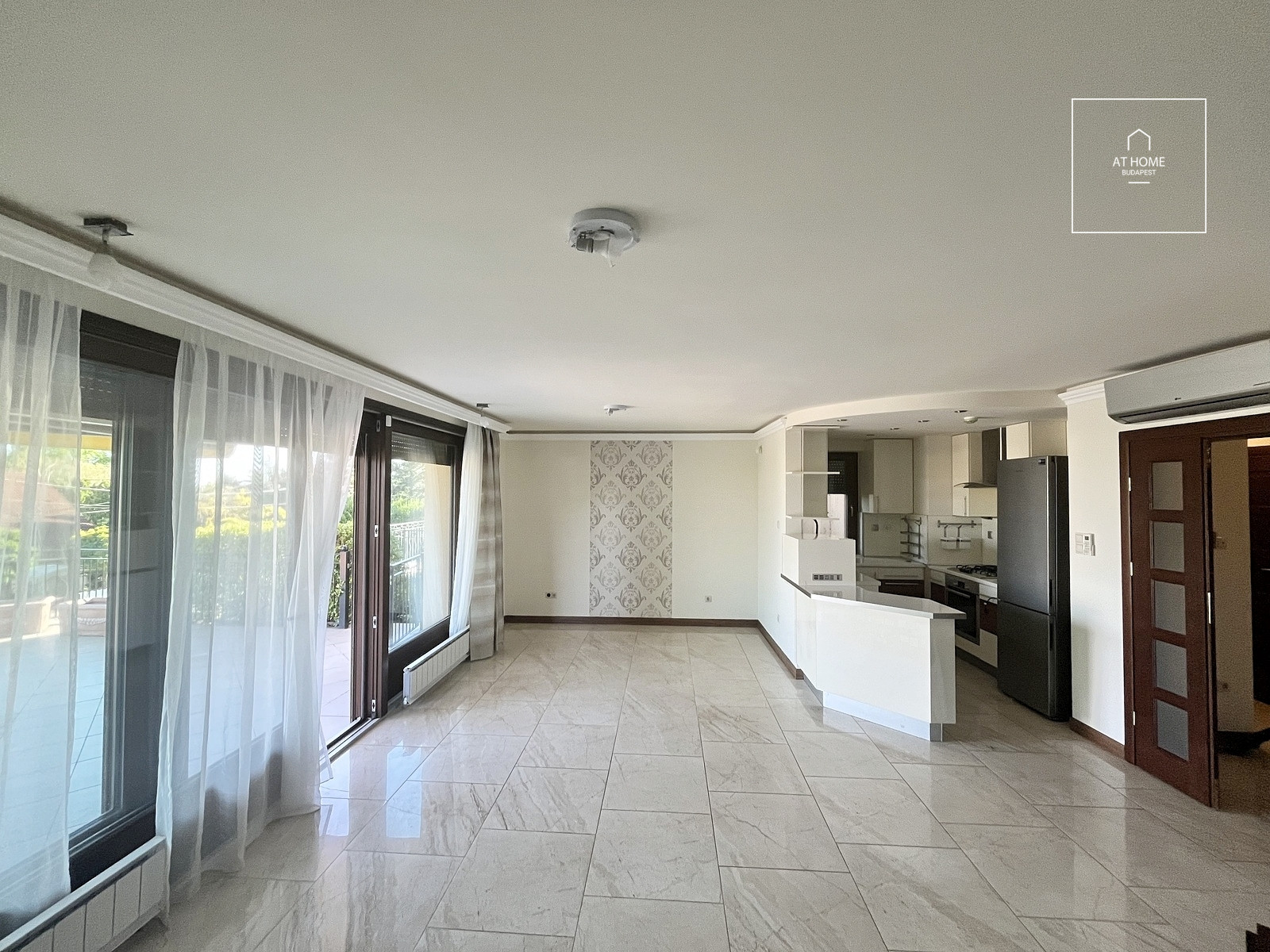 Ground-Floor Apartment with Large Terrace for Rent on Látó-hegy