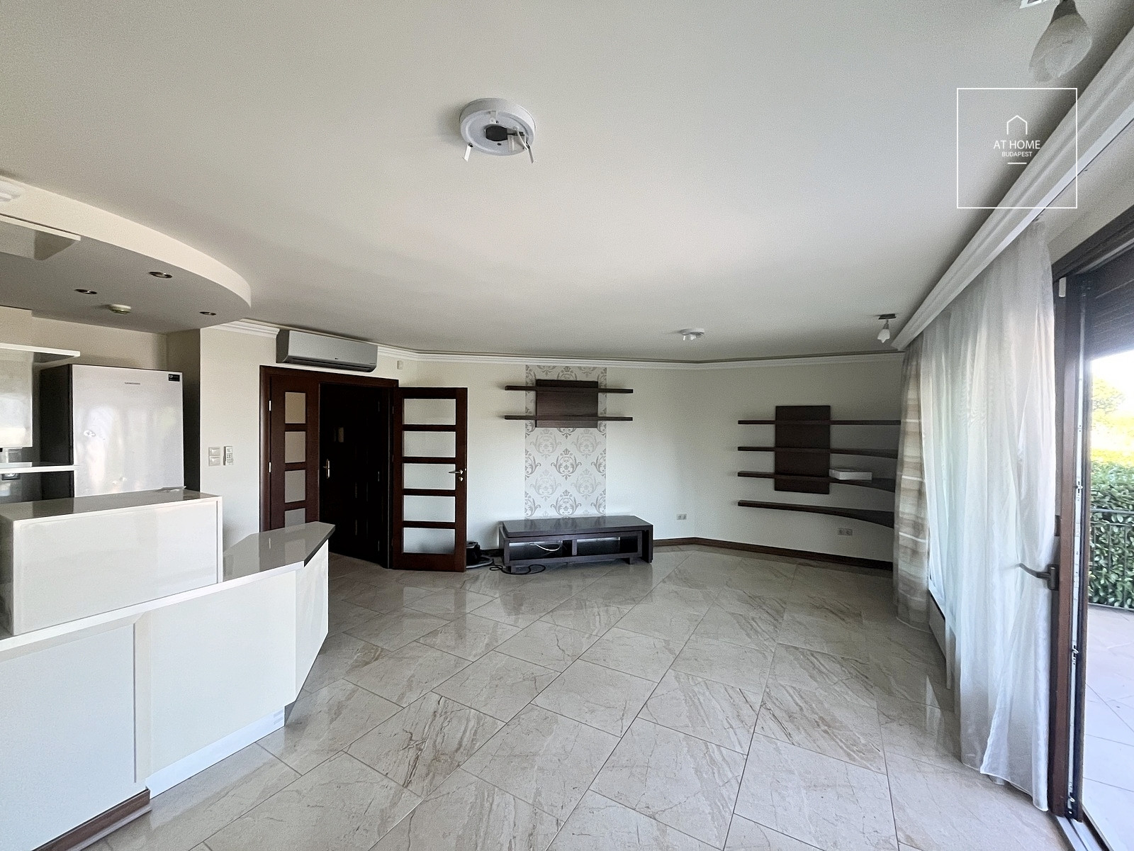 Ground-Floor Apartment with Large Terrace for Rent on Látó-hegy