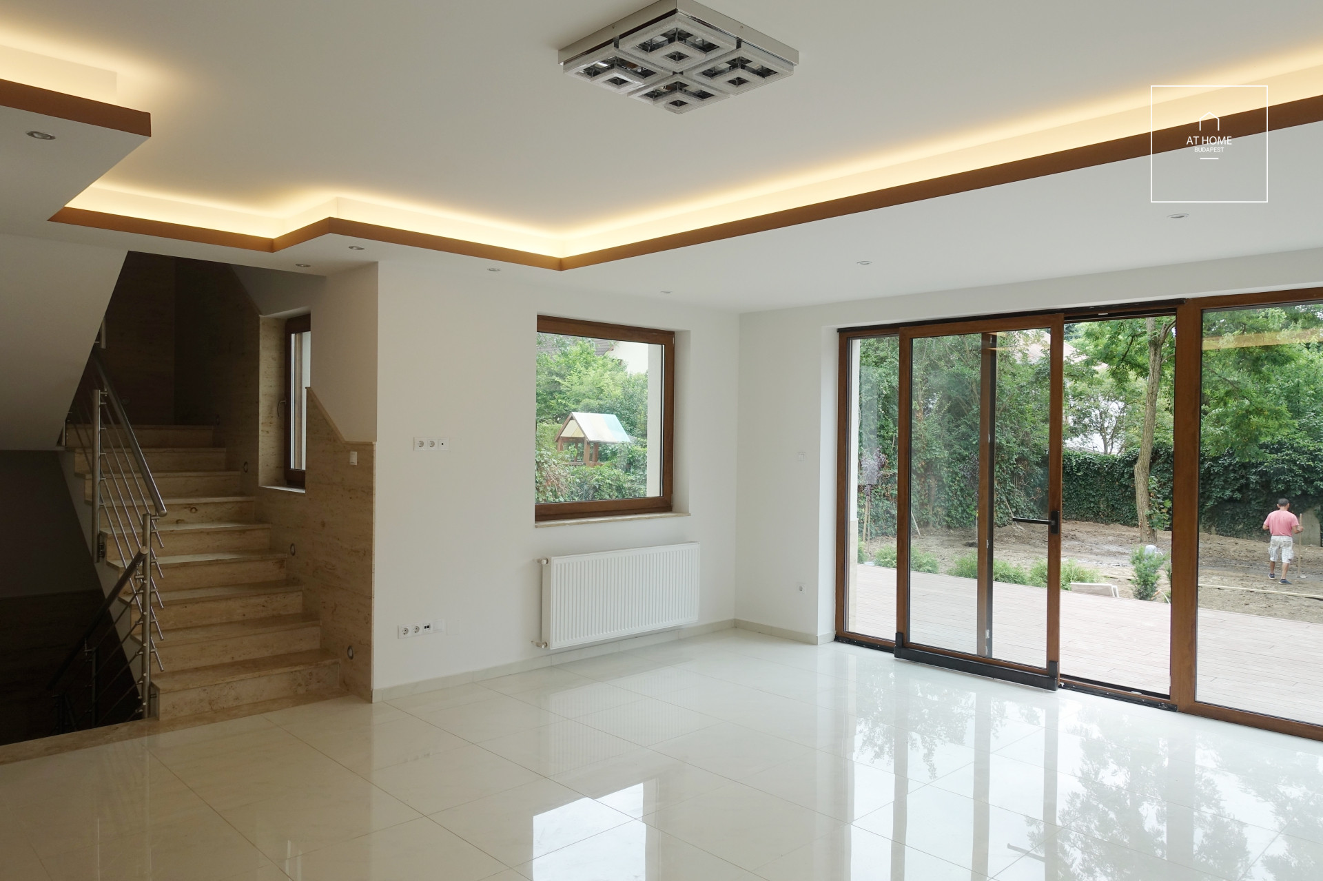 Modern 5-bedroom family house with a well-maintained garden for rent in Budapest’s II/A district
