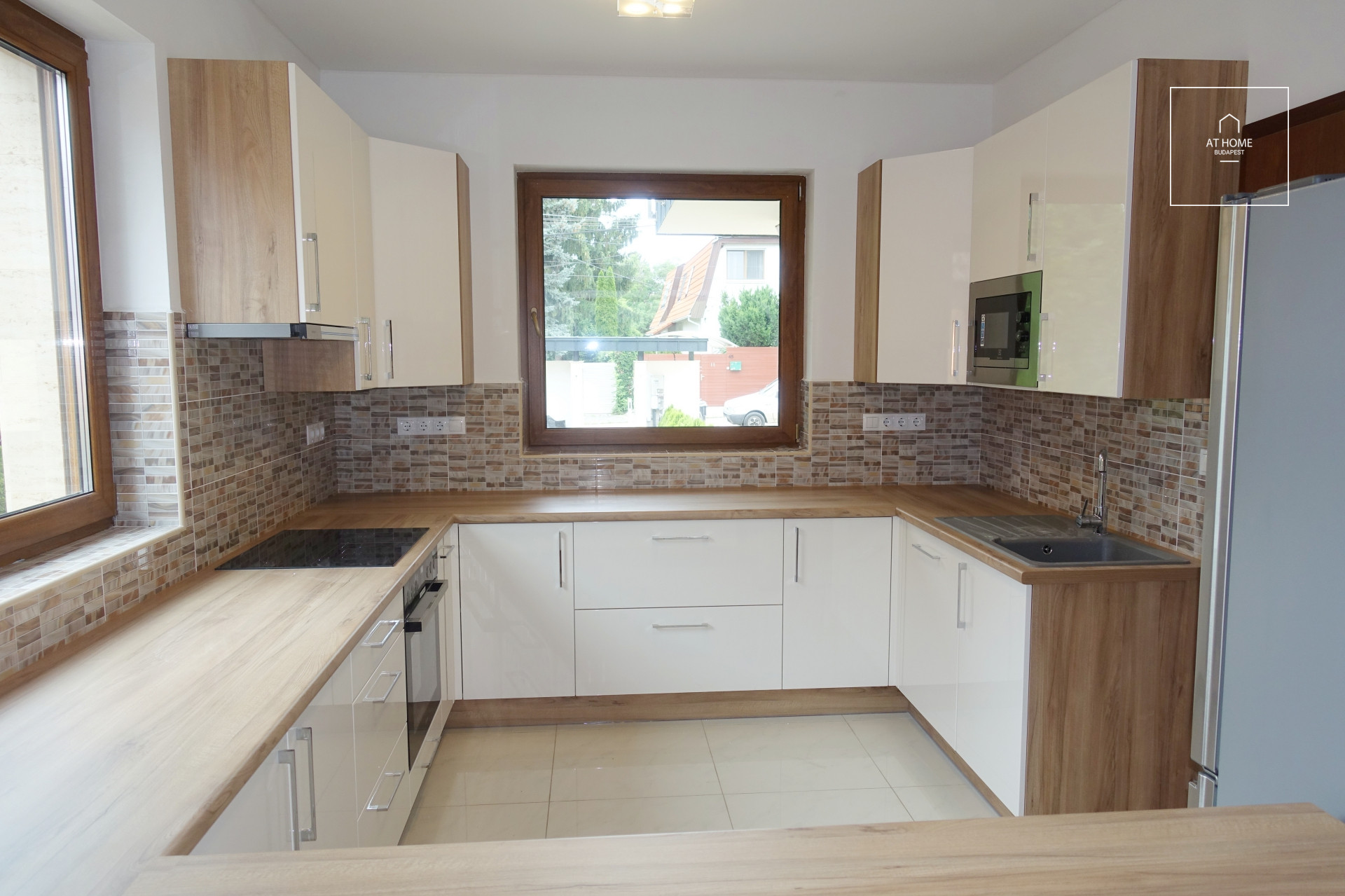 Modern 5-bedroom family house with a well-maintained garden for rent in Budapest’s II/A district
