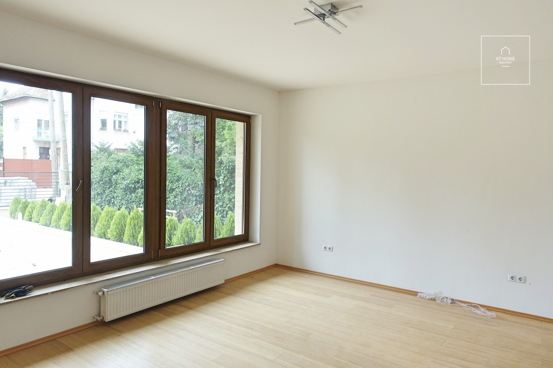 Modern 5-bedroom family house with a well-maintained garden for rent in Budapest’s II/A district