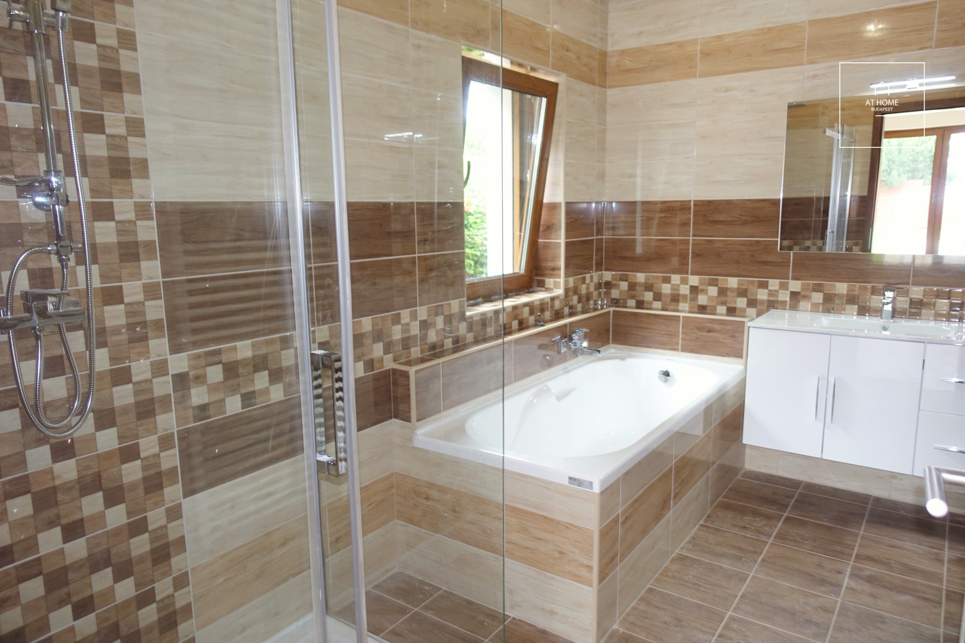 Modern 5-bedroom family house with a well-maintained garden for rent in Budapest’s II/A district
