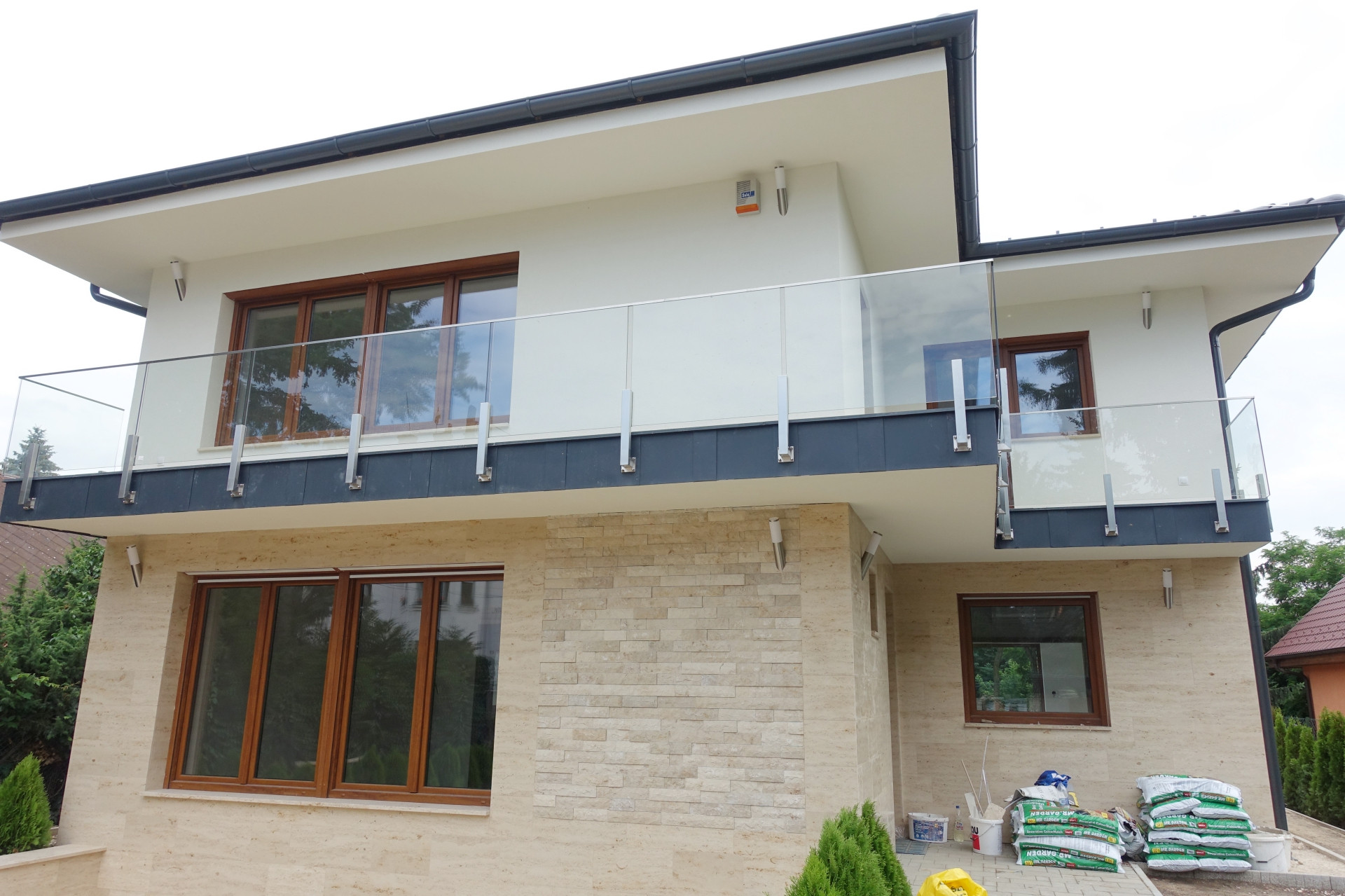 Modern 5-bedroom family house with a well-maintained garden for rent in Budapest’s II/A district