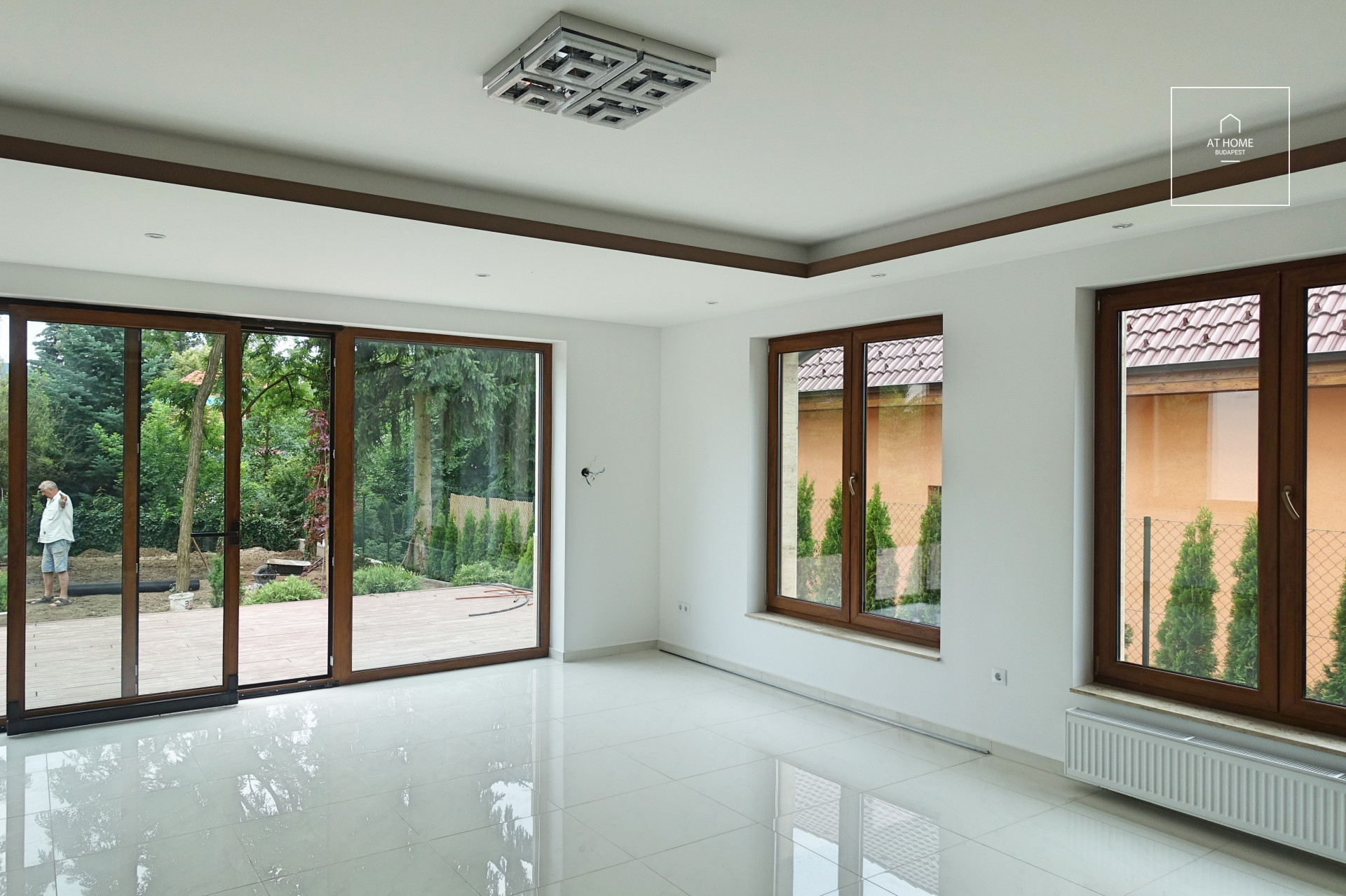 Modern 5-bedroom family house with a well-maintained garden for rent in Budapest’s II/A district