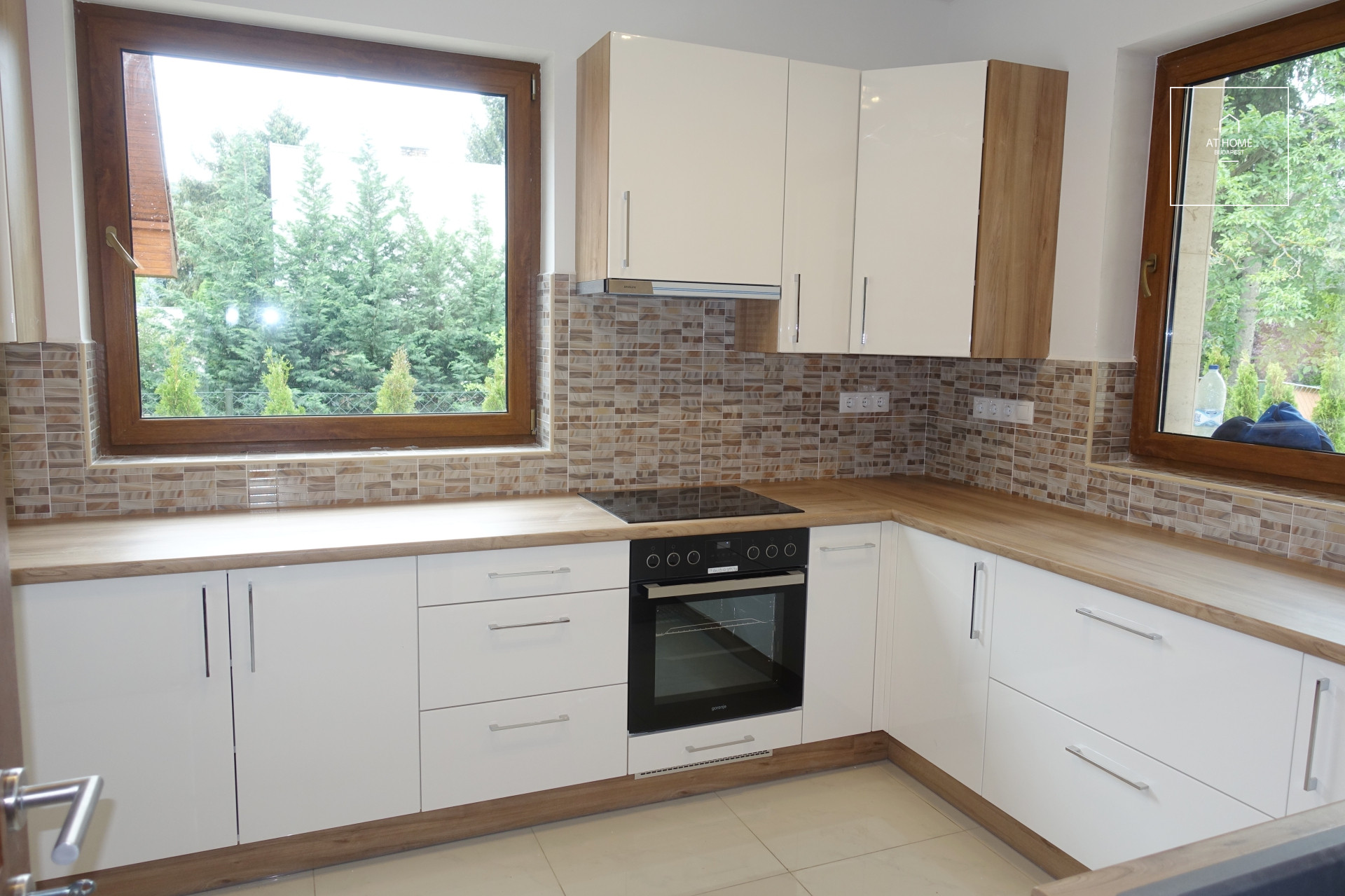 Modern 5-bedroom family house with a well-maintained garden for rent in Budapest’s II/A district