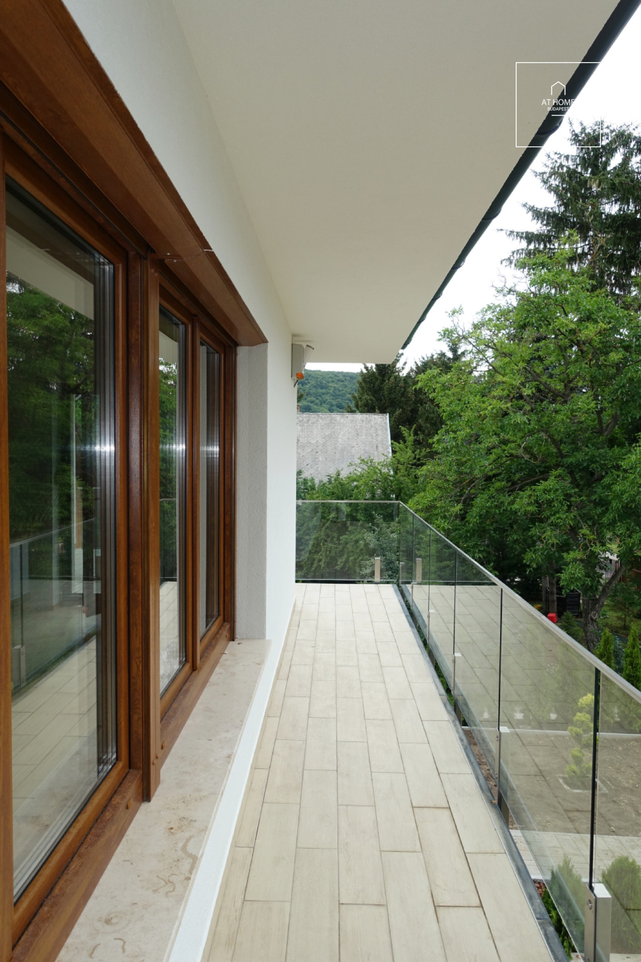 Modern 5-bedroom family house with a well-maintained garden for rent in Budapest’s II/A district