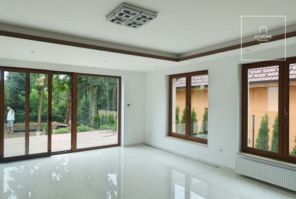 Modern 5-bedroom family house with a well-maintained garden for rent in Budapest’s II/A district