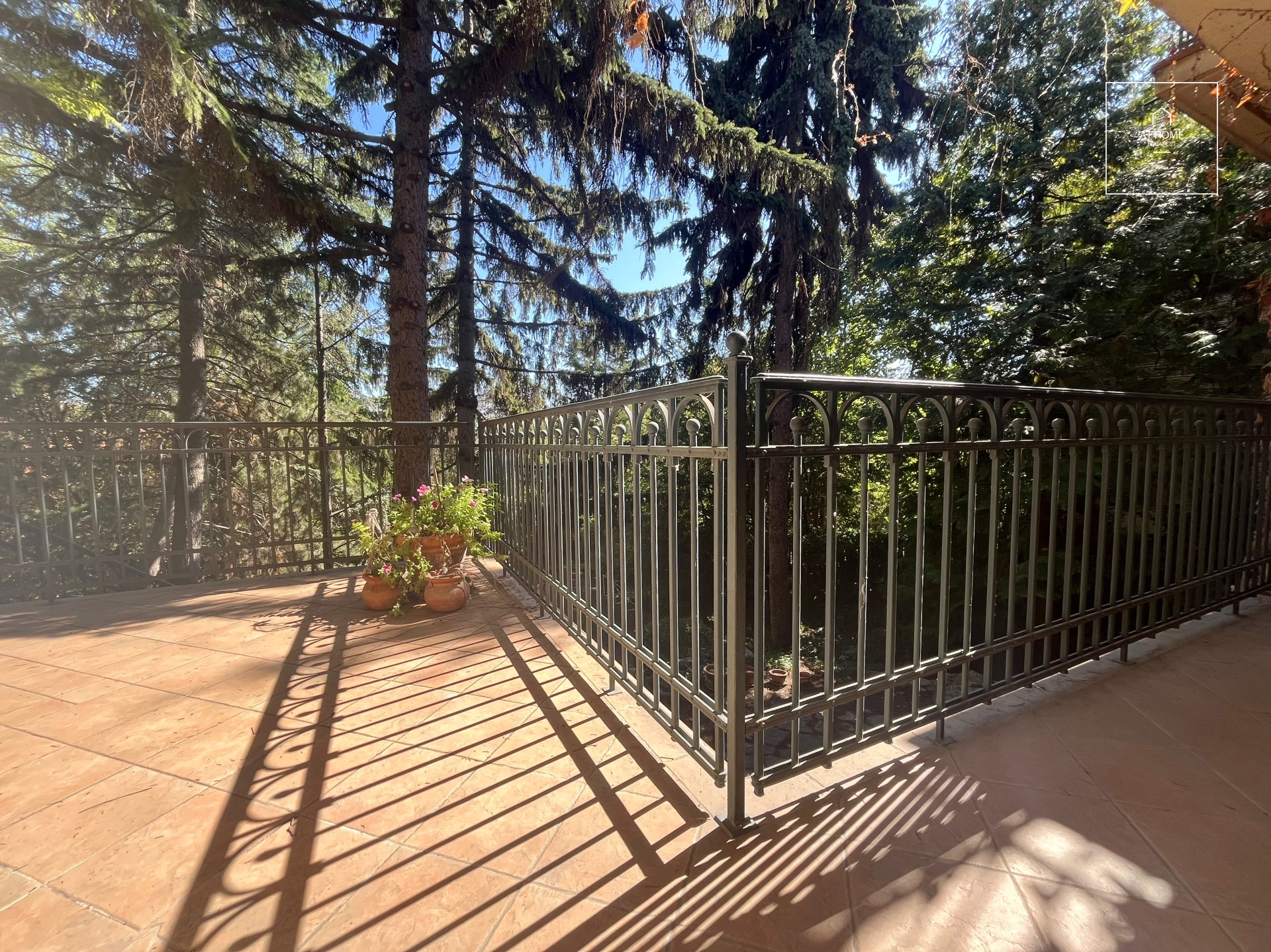 Egyedi Bauhaus villa eladó,  Sas-hegyen, XI. kerület, Budapest