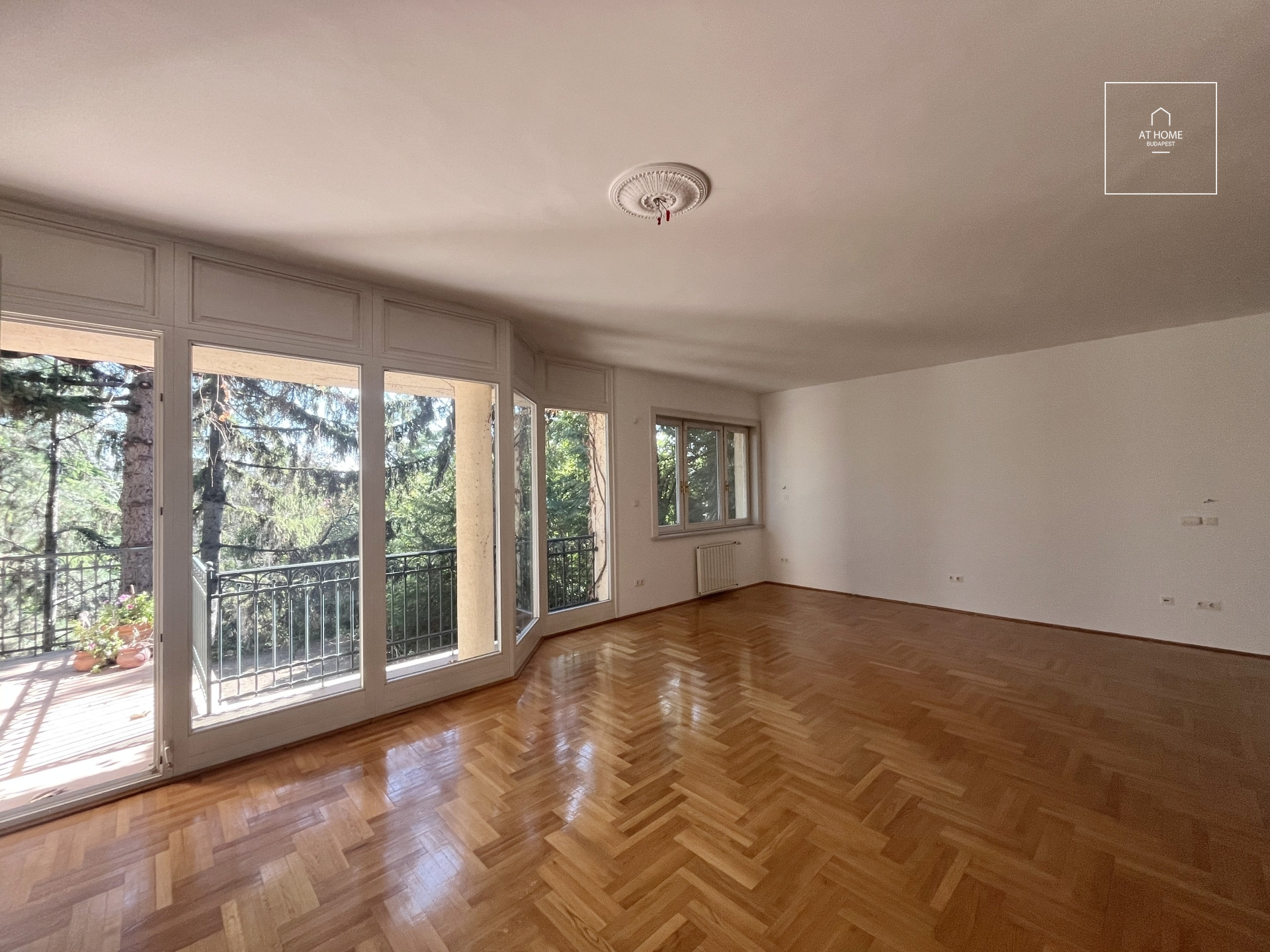 Egyedi Bauhaus villa eladó,  Sas-hegyen, XI. kerület, Budapest
