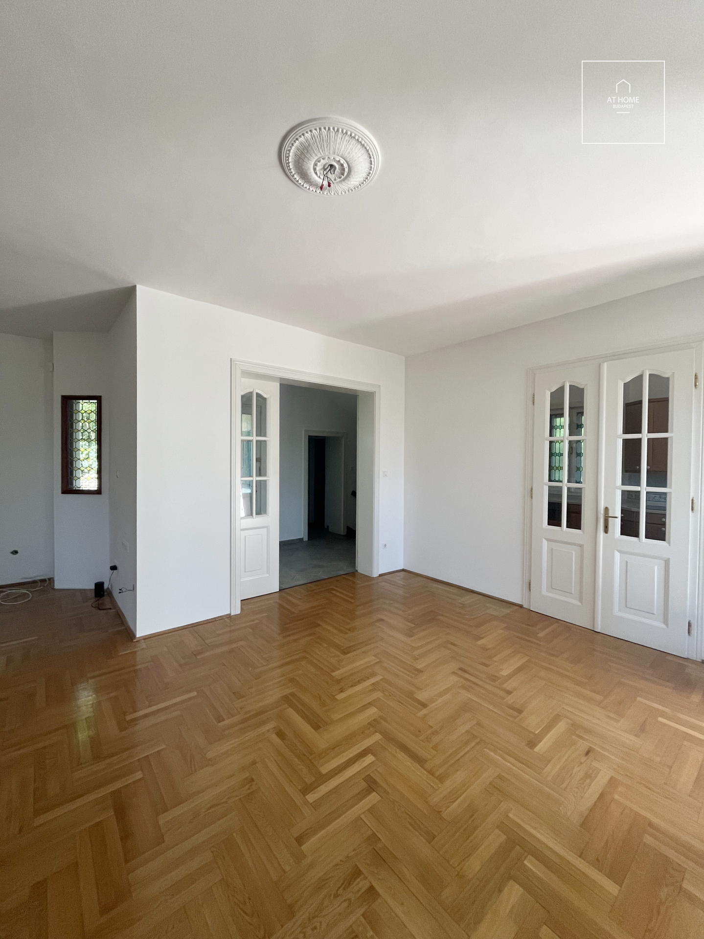 Egyedi Bauhaus villa eladó,  Sas-hegyen, XI. kerület, Budapest