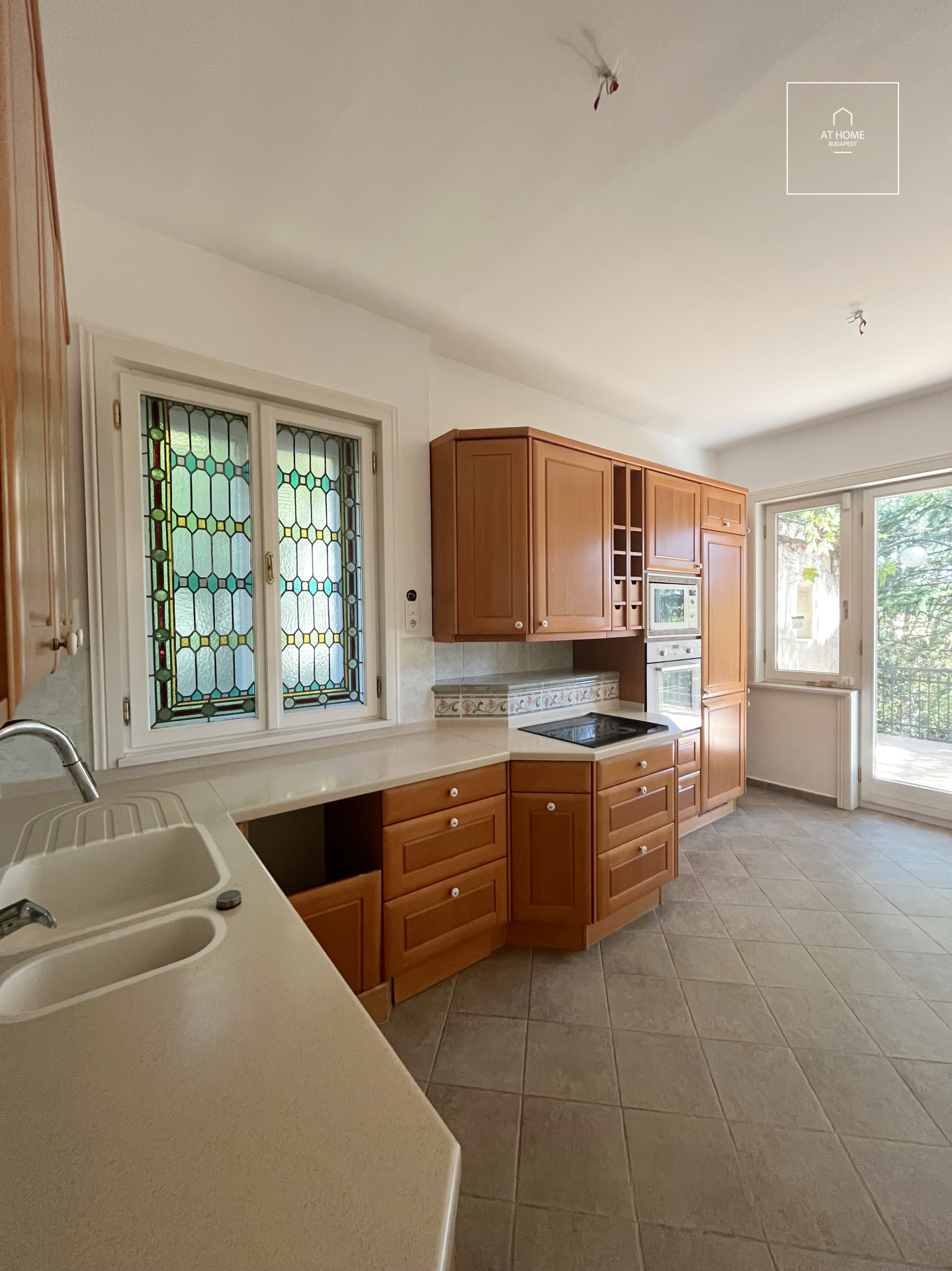 Egyedi Bauhaus villa eladó,  Sas-hegyen, XI. kerület, Budapest