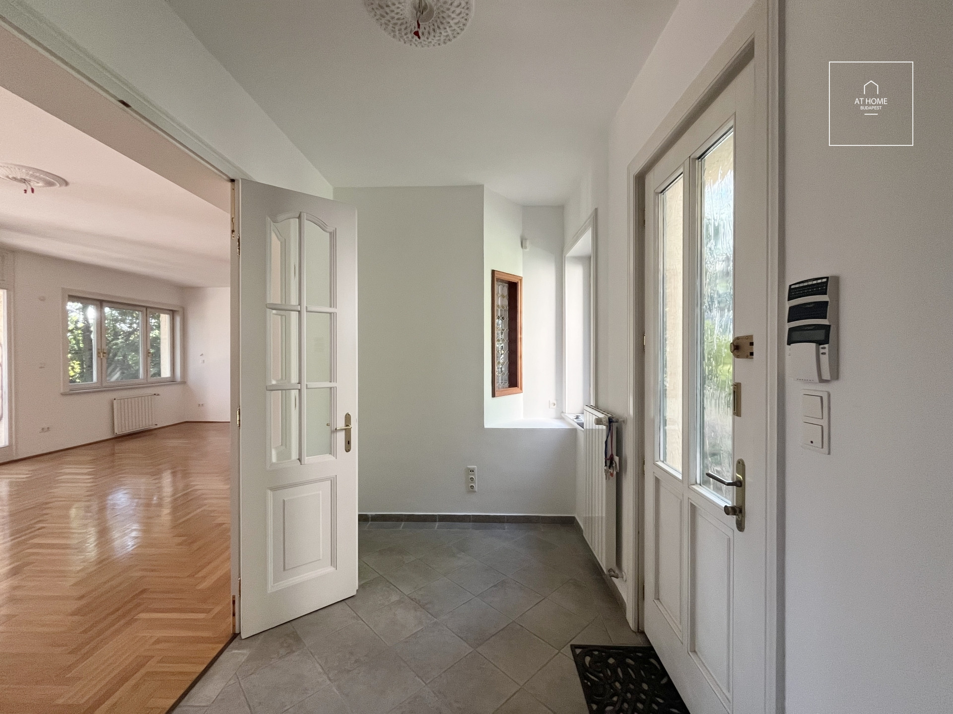 Egyedi Bauhaus villa eladó,  Sas-hegyen, XI. kerület, Budapest