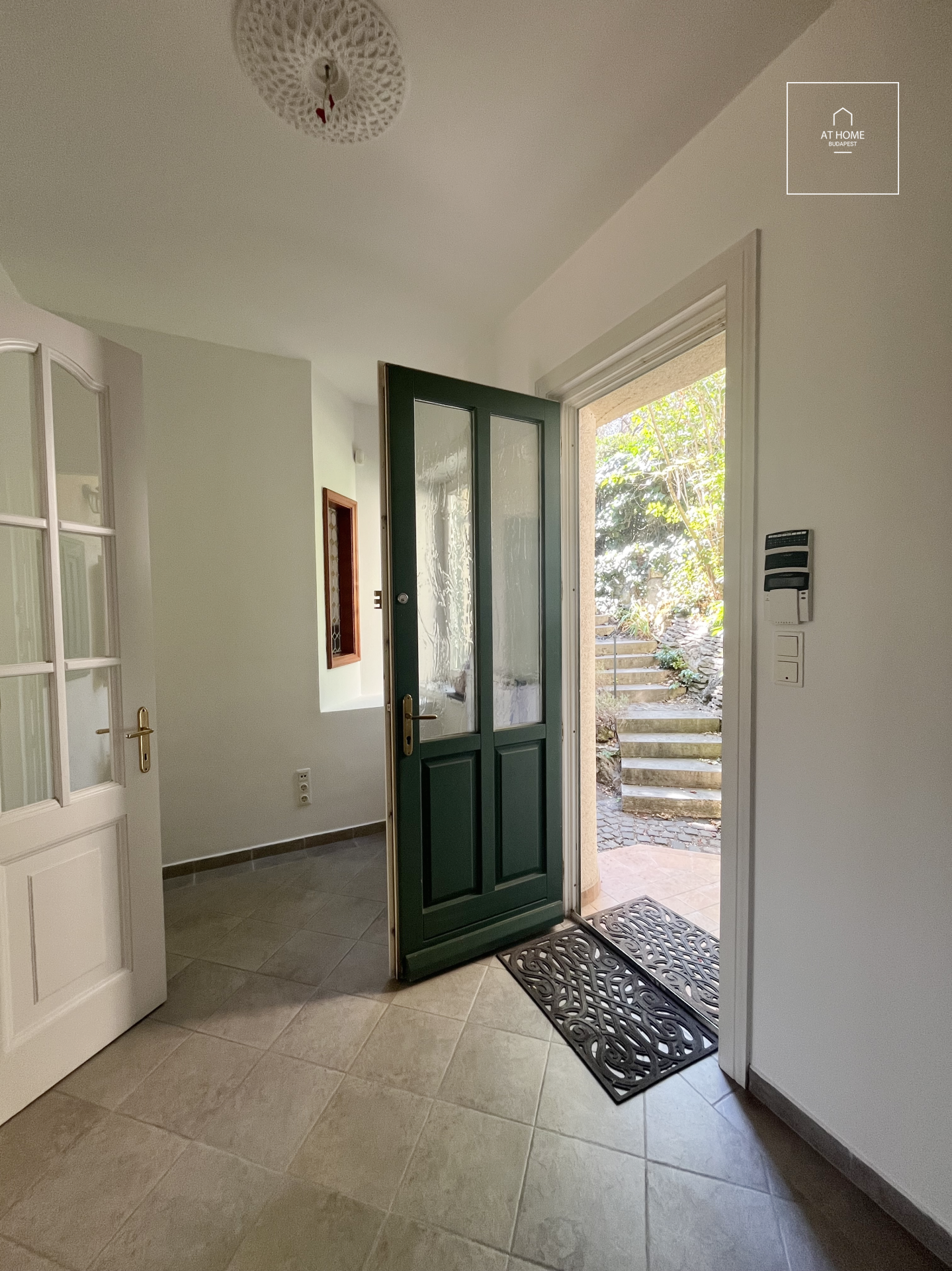 Egyedi Bauhaus villa eladó,  Sas-hegyen, XI. kerület, Budapest