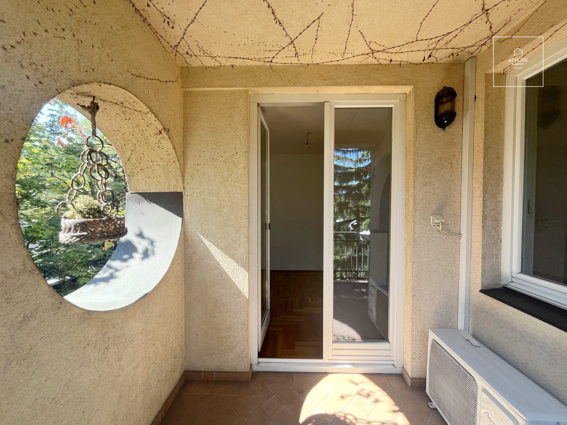 Egyedi Bauhaus villa eladó,  Sas-hegyen, XI. kerület, Budapest