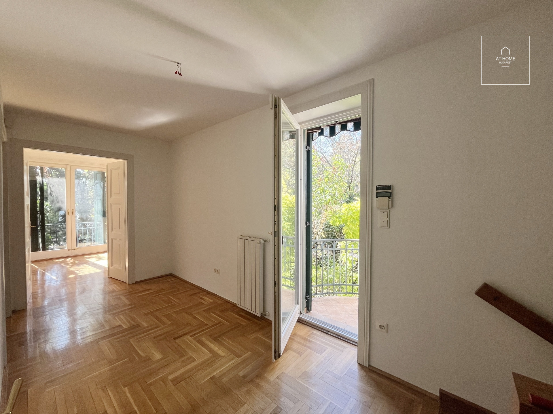 Egyedi Bauhaus villa eladó,  Sas-hegyen, XI. kerület, Budapest